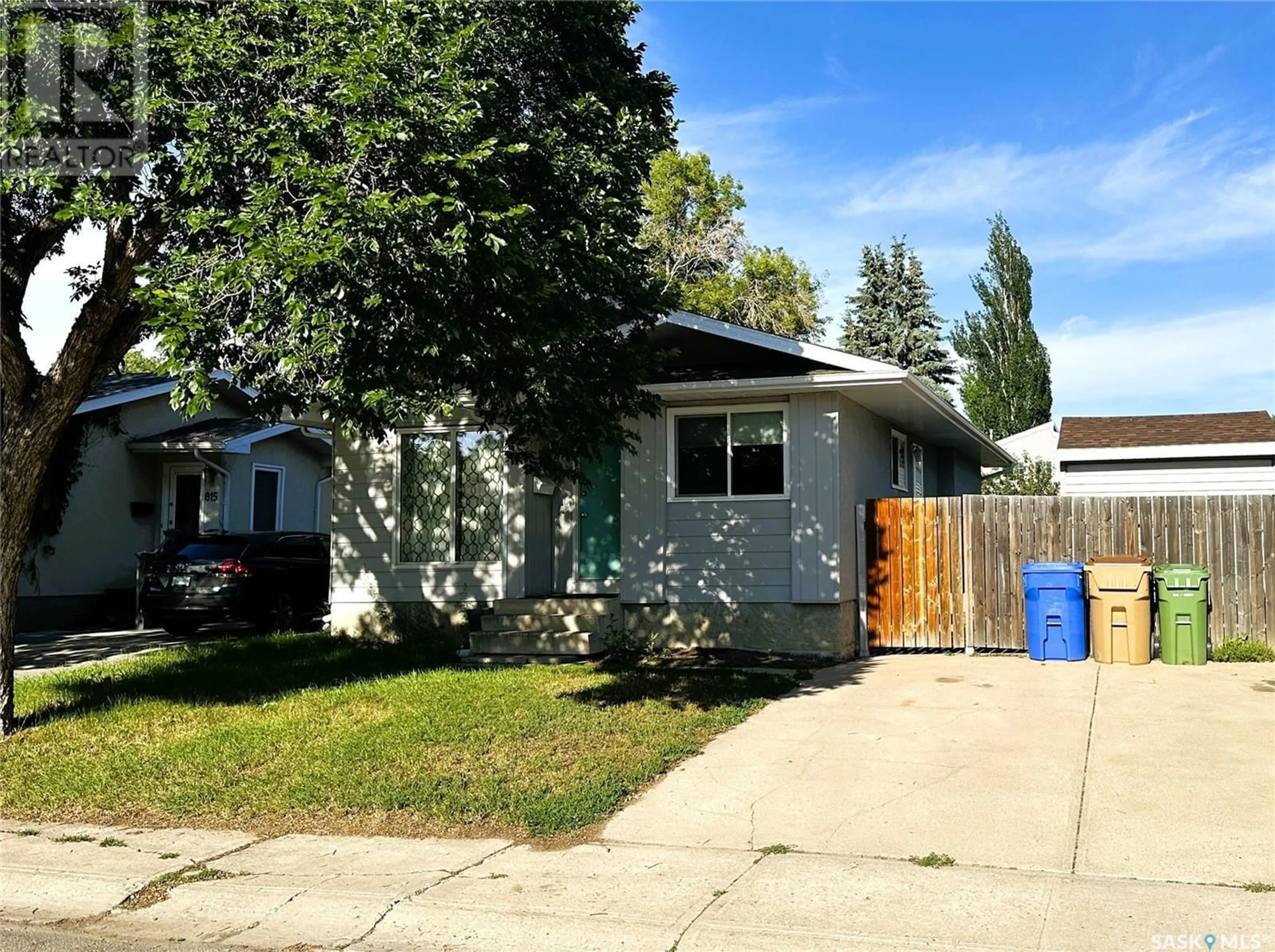 Home with vinyl exterior material, street for 811 BATTEL STREET, Regina Saskatchewan S4X1Y3