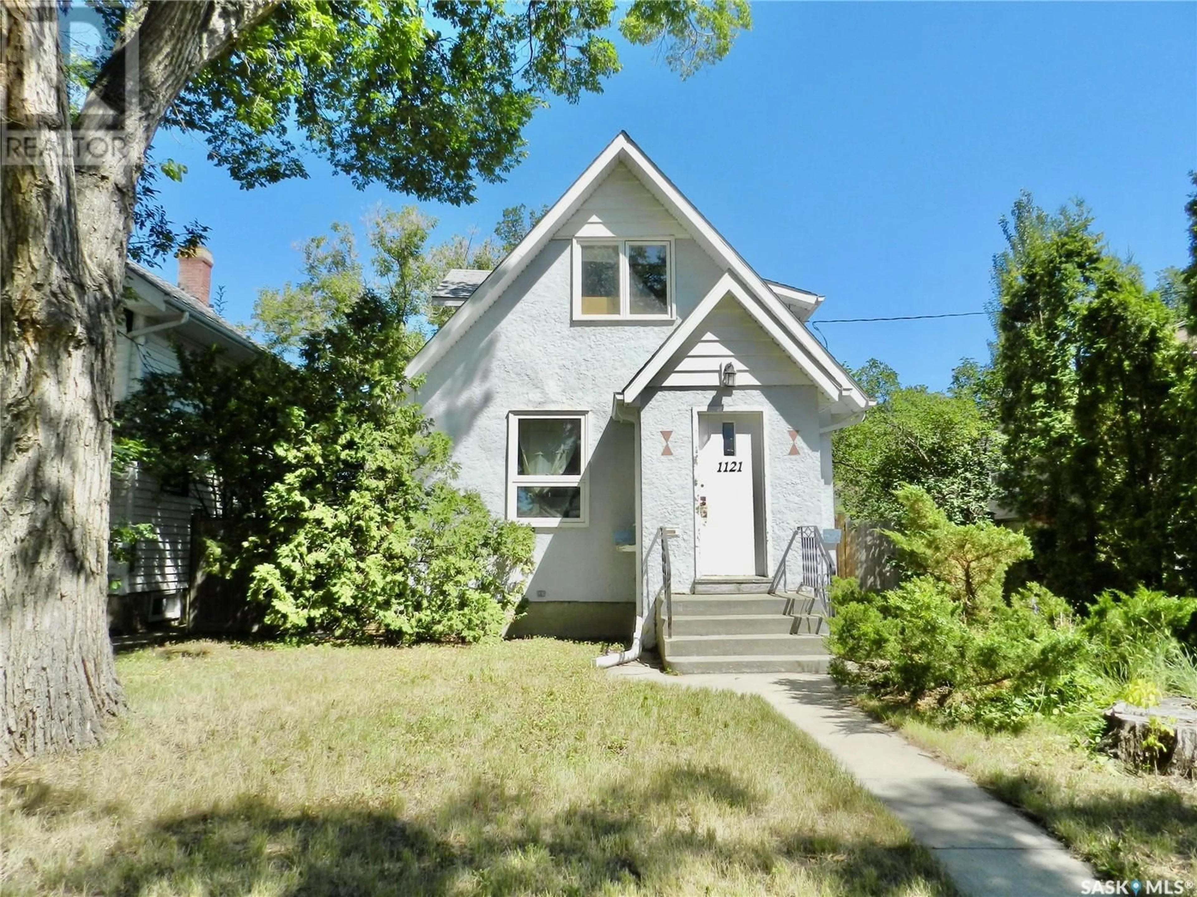 Home with vinyl exterior material, street for 1121 6TH AVENUE, Moose Jaw Saskatchewan S6H4A7