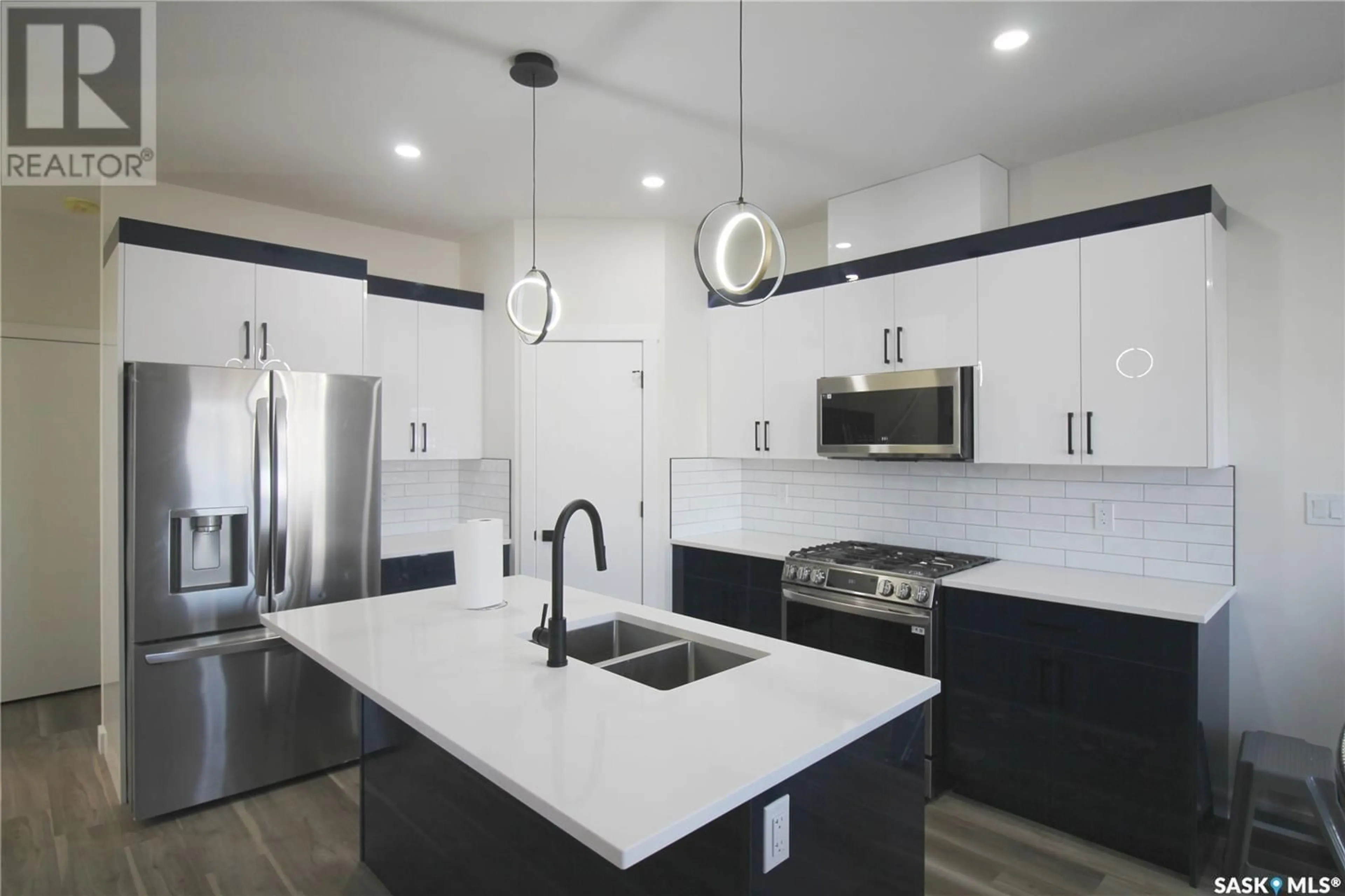 Contemporary kitchen, ceramic/tile floor for 3005 DUMONT WAY, Regina Saskatchewan S4V3Z3
