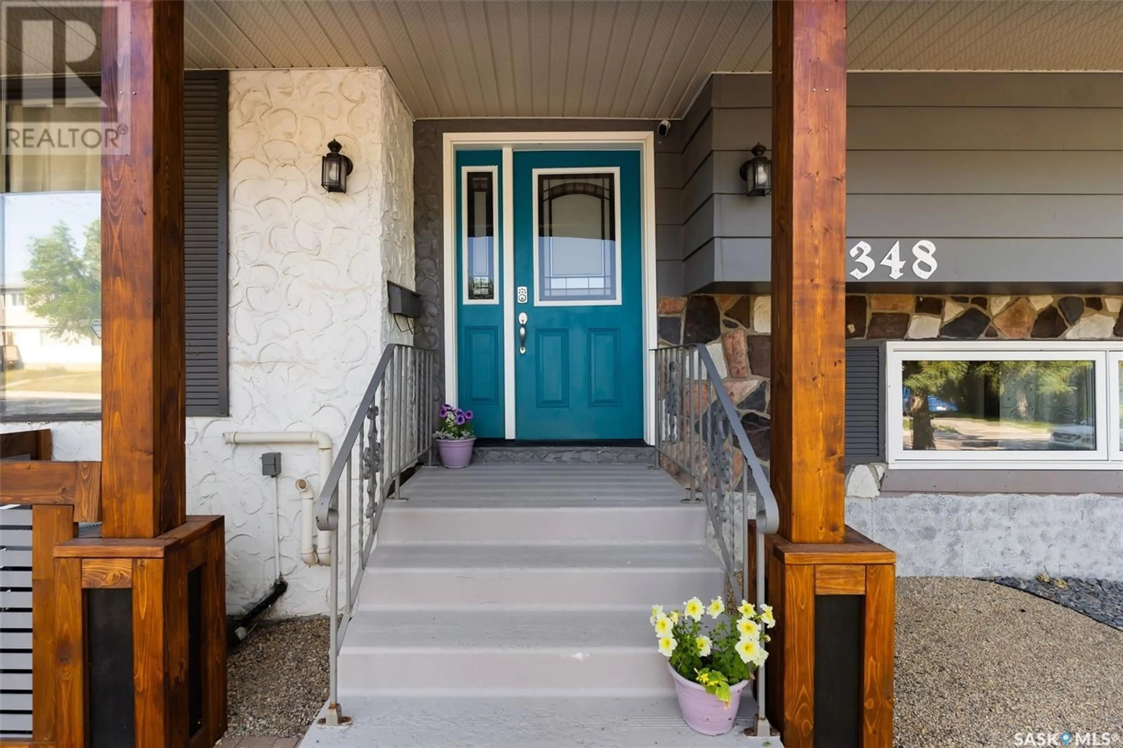 Indoor entryway for 348 ARTHUR STREET, Regina Saskatchewan S4R4X2