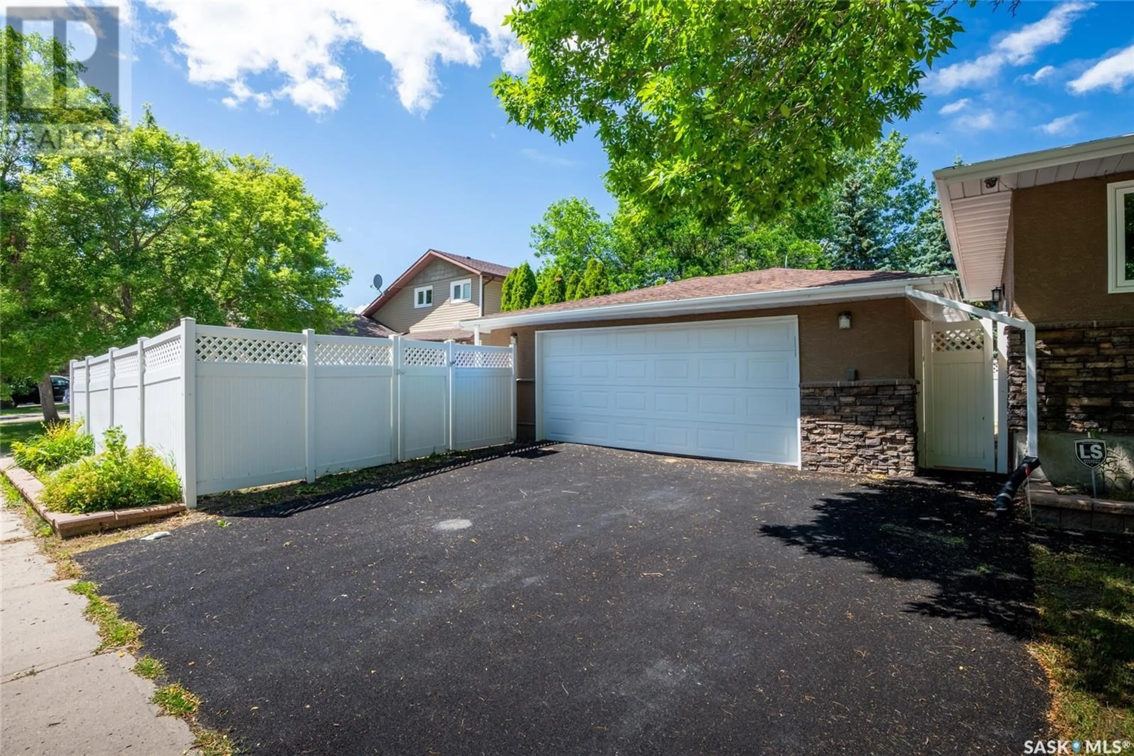 Unknown for 2 CHURCH DRIVE, Regina Saskatchewan S4X1P6