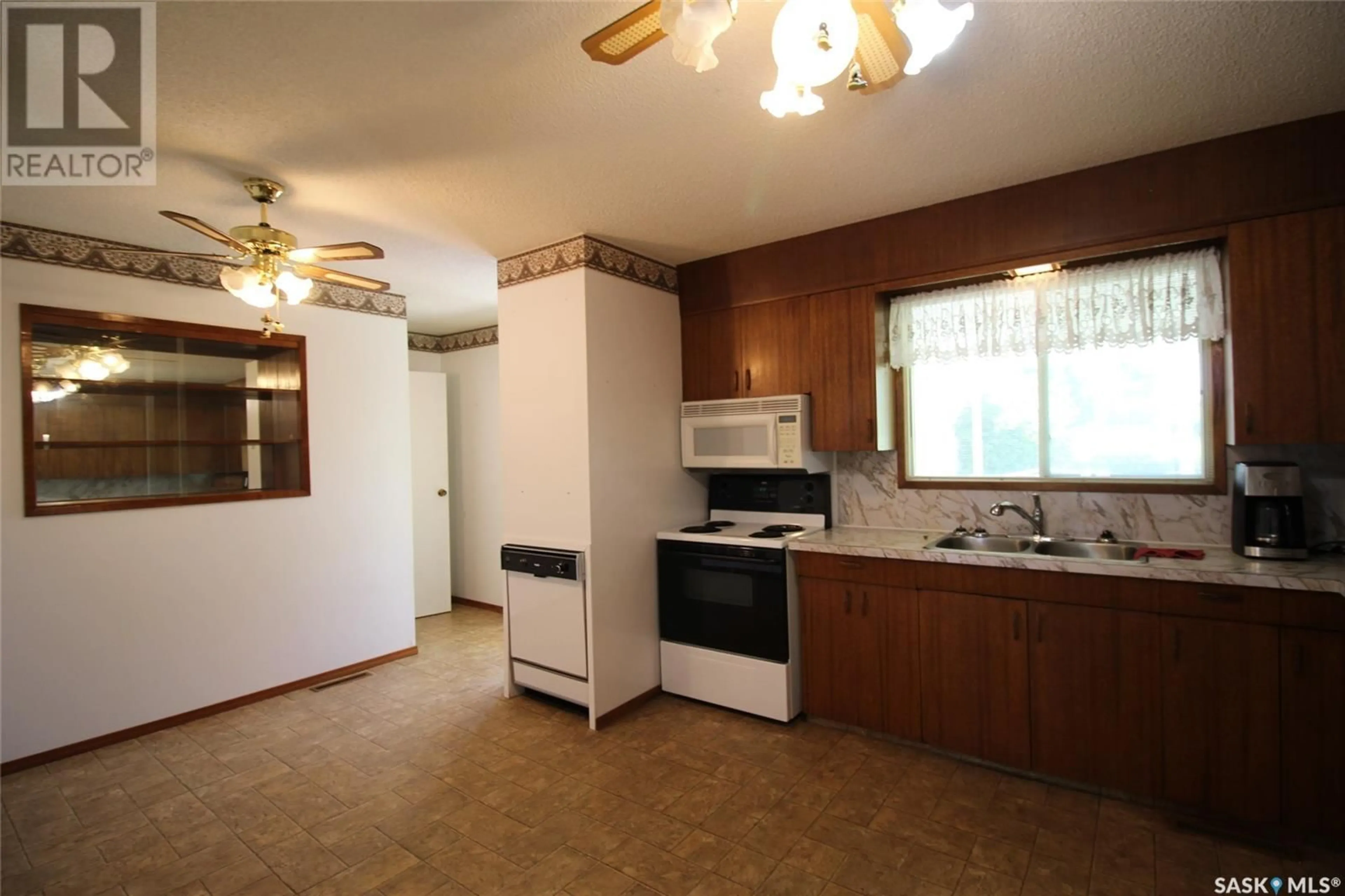 Standard kitchen, unknown for 496 3RD AVENUE, Shaunavon Saskatchewan S0N2M0