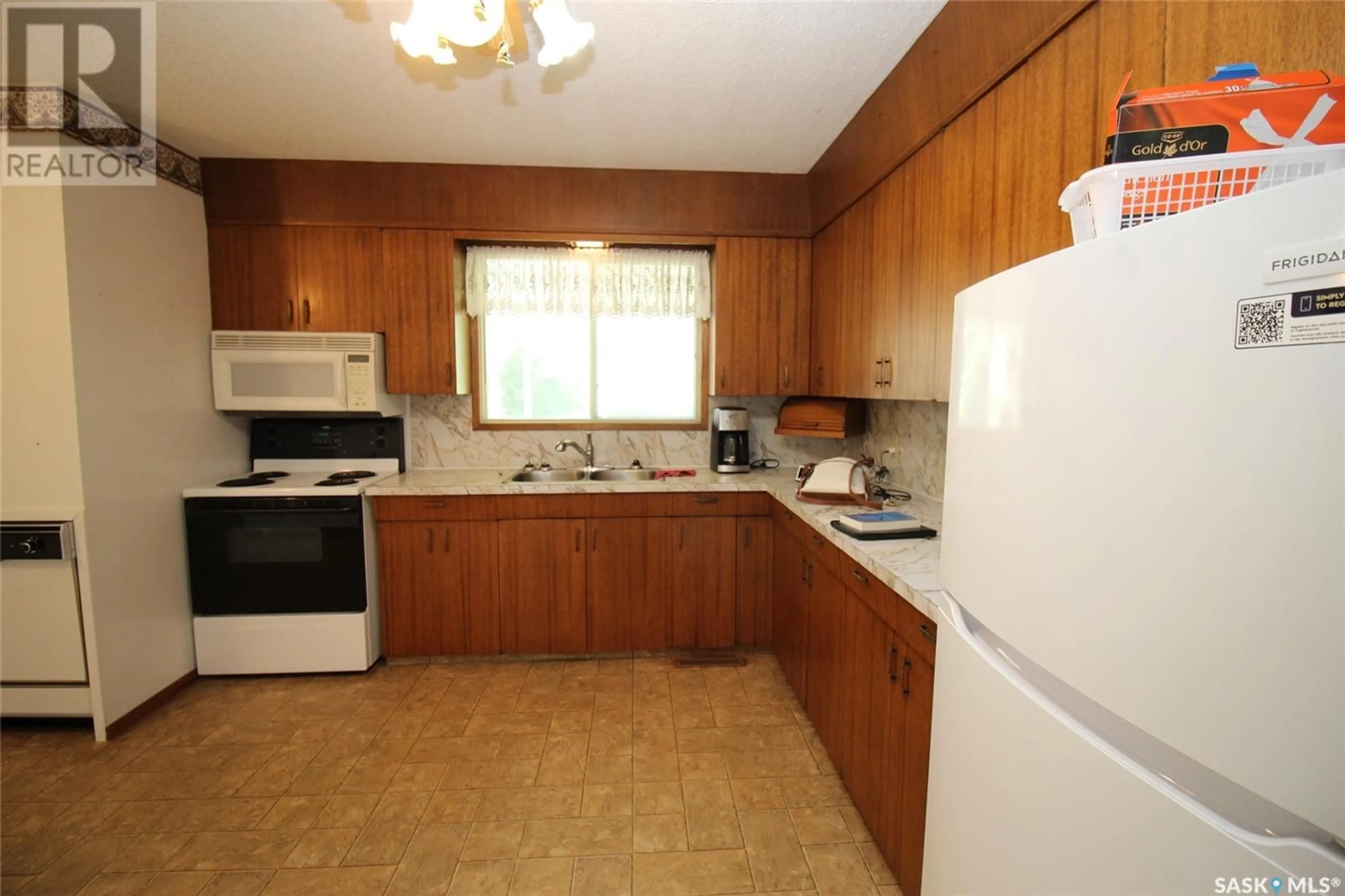 Standard kitchen, unknown for 496 3RD AVENUE, Shaunavon Saskatchewan S0N2M0