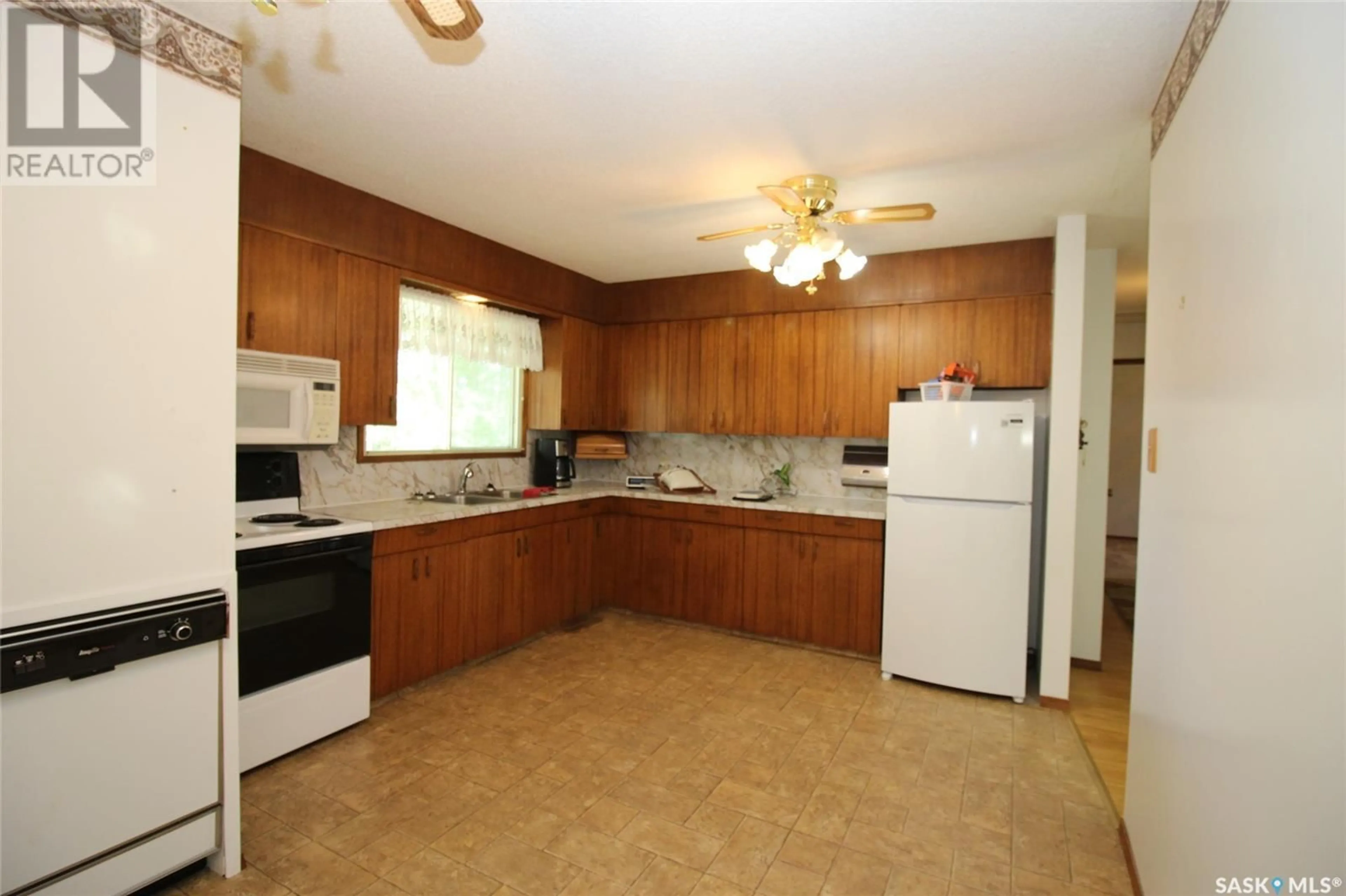 Standard kitchen, unknown for 496 3RD AVENUE, Shaunavon Saskatchewan S0N2M0