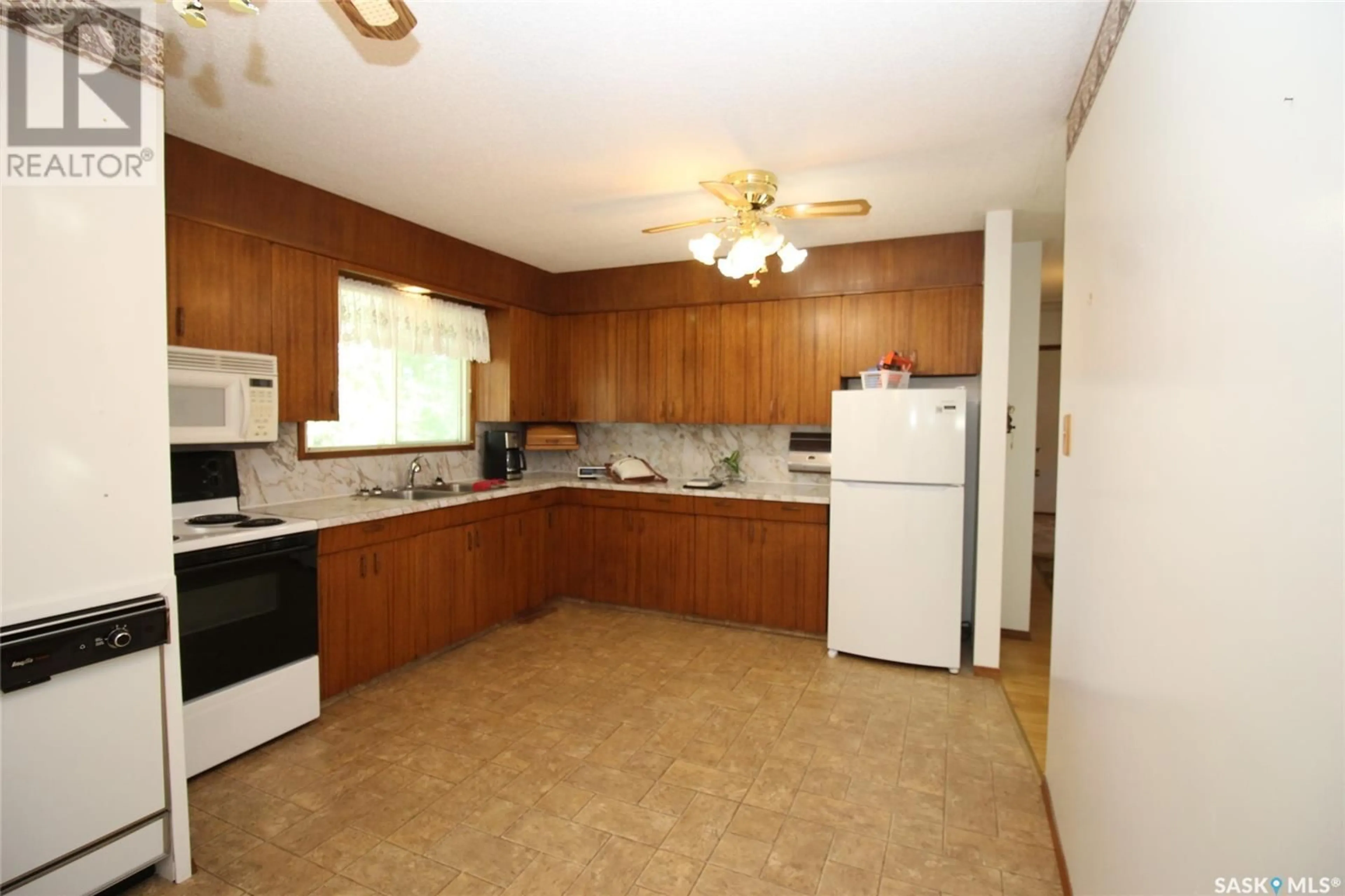 Standard kitchen, unknown for 496 3RD AVENUE, Shaunavon Saskatchewan S0N2M0