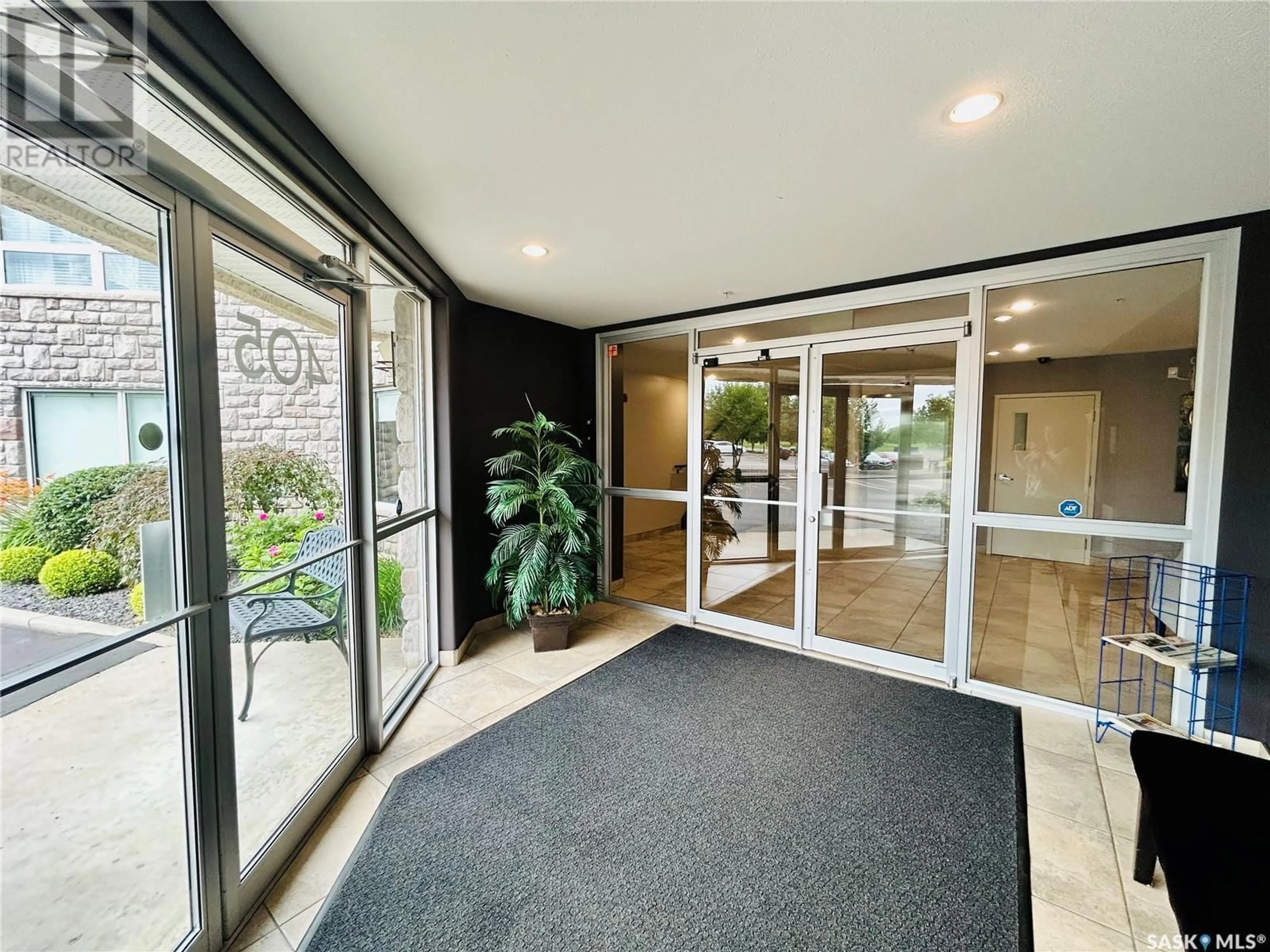 Indoor foyer for 201 405 CARTWRIGHT STREET, Saskatoon Saskatchewan S7T0C8