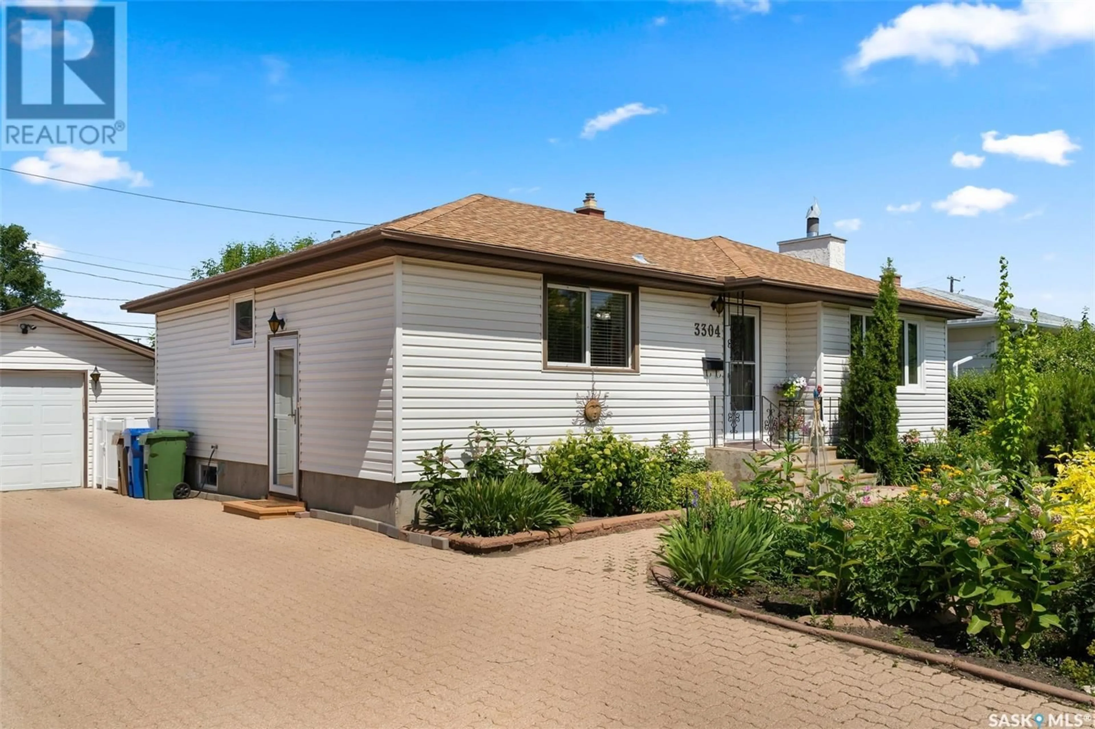 Home with vinyl exterior material, street for 3304 PERRY AVENUE, Regina Saskatchewan S4R3H8