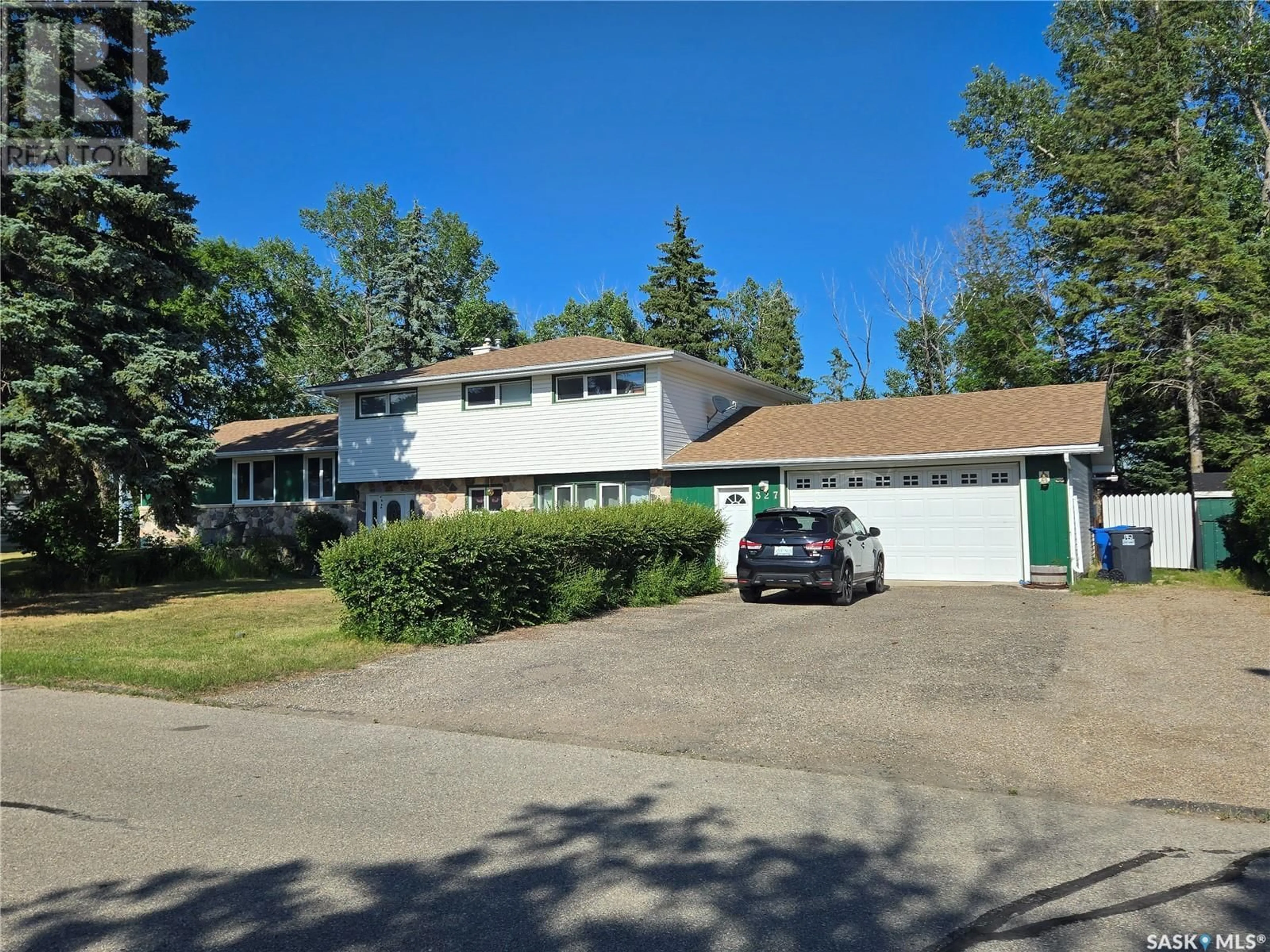 A pic from outside/outdoor area/front of a property/back of a property/a pic from drone, street for 327 RUSSELL STREET, Stoughton Saskatchewan S0G4T0