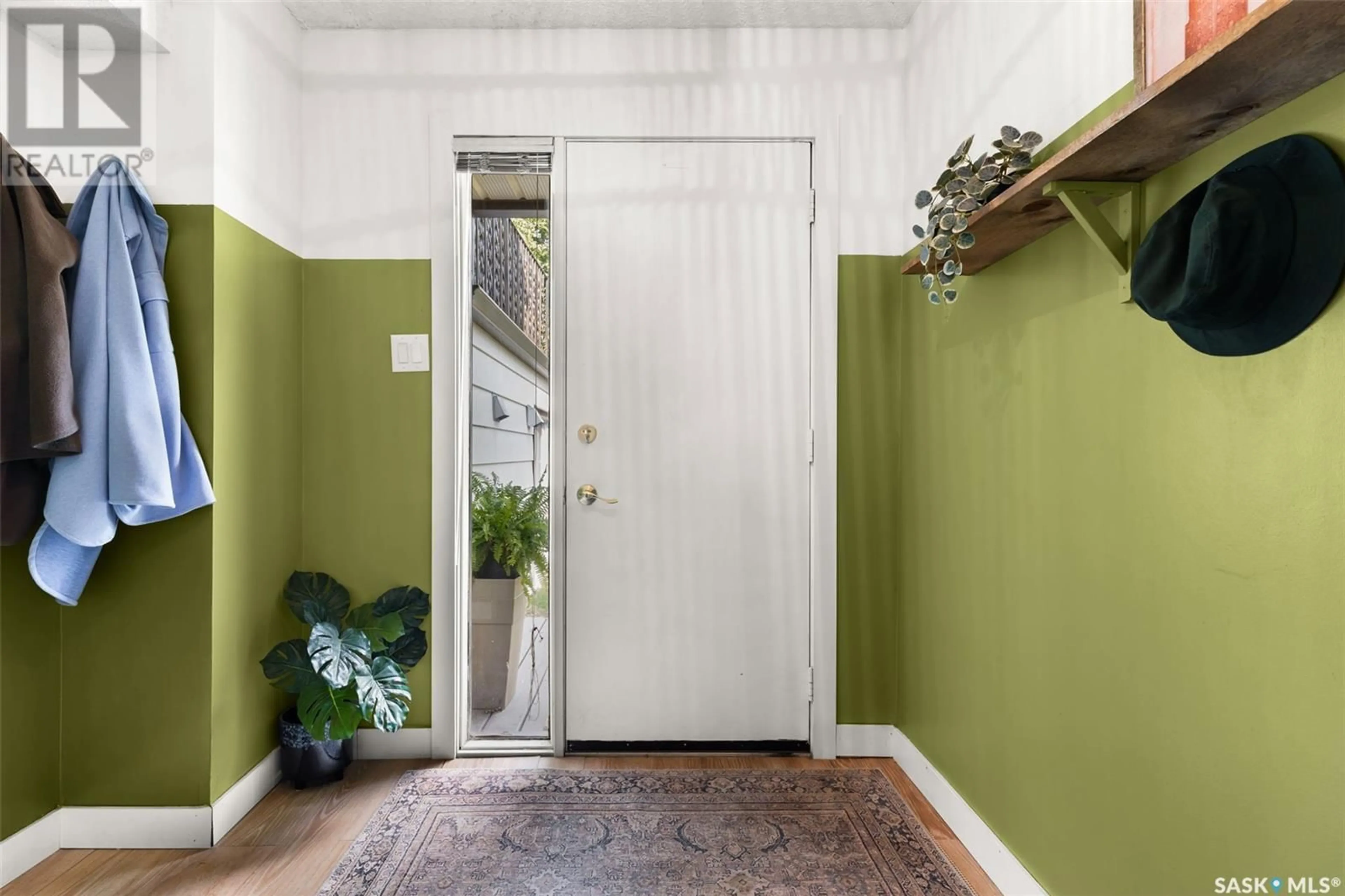 Indoor entryway for 5060 10TH AVENUE, Regina Saskatchewan S4T7P4