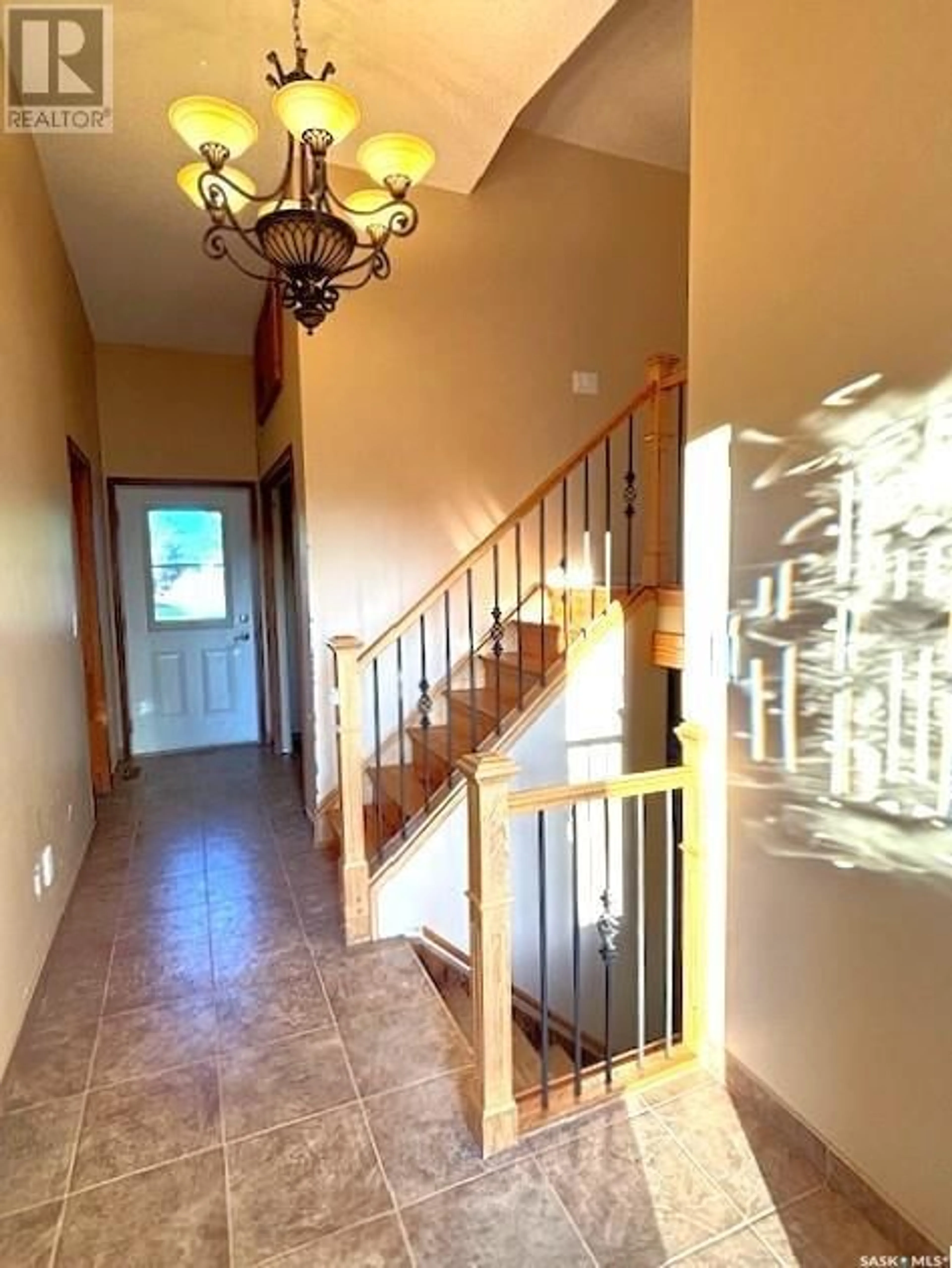 Indoor foyer for 1635 MARQUIS AVENUE, Moose Jaw Saskatchewan S6H7V3