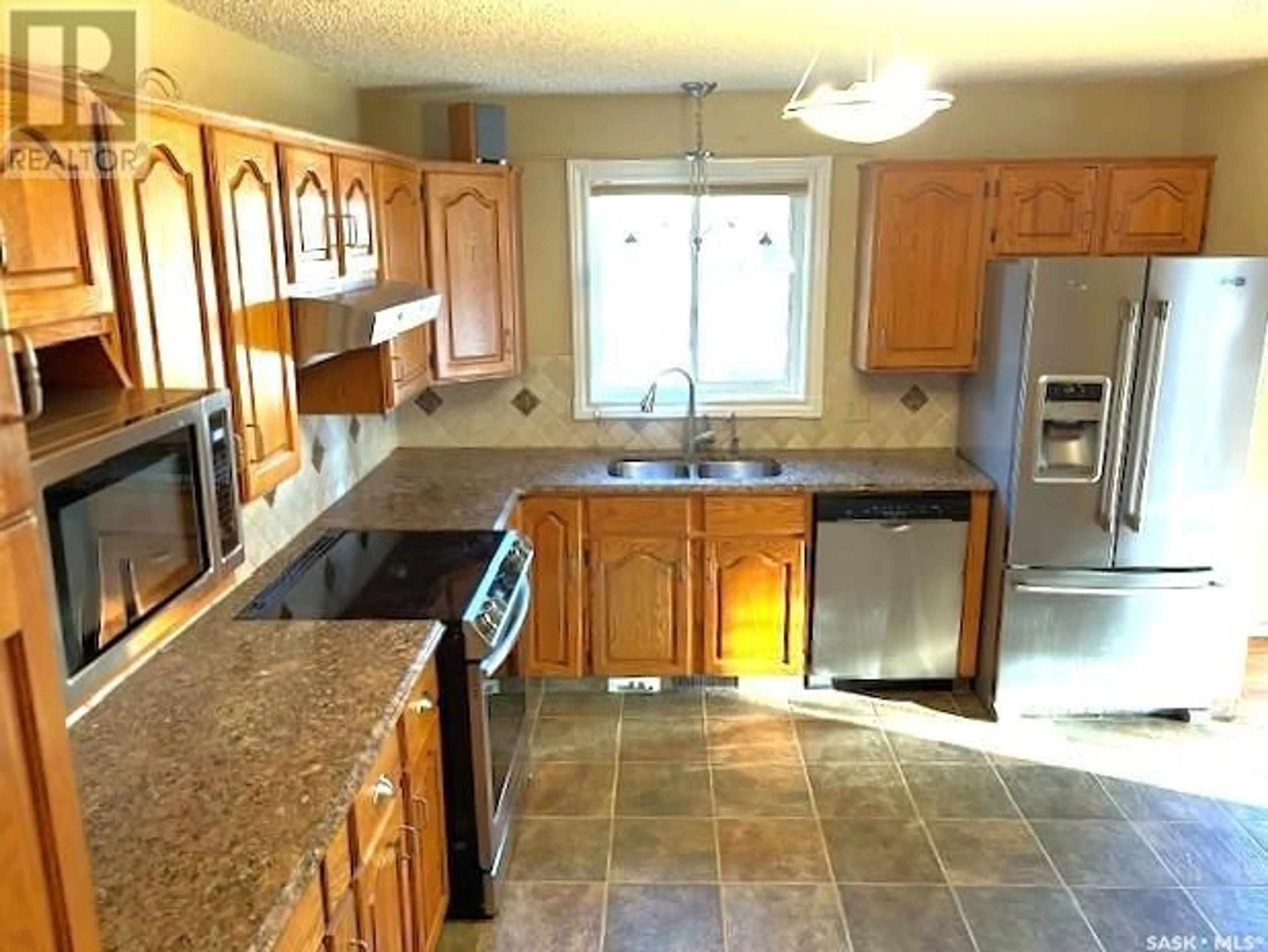 Standard kitchen, ceramic/tile floor for 1635 MARQUIS AVENUE, Moose Jaw Saskatchewan S6H7V3