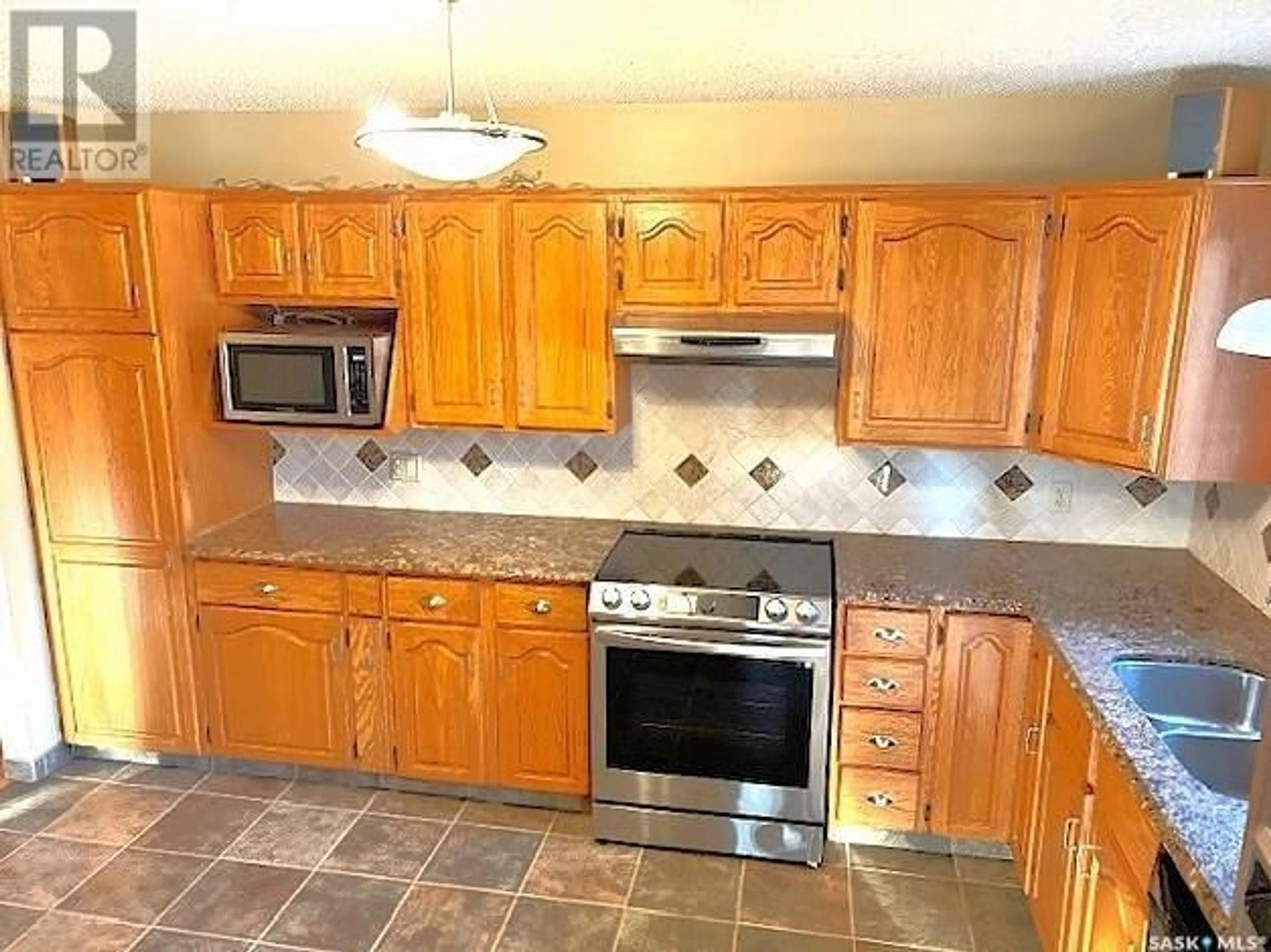 Standard kitchen, ceramic/tile floor for 1635 MARQUIS AVENUE, Moose Jaw Saskatchewan S6H7V3