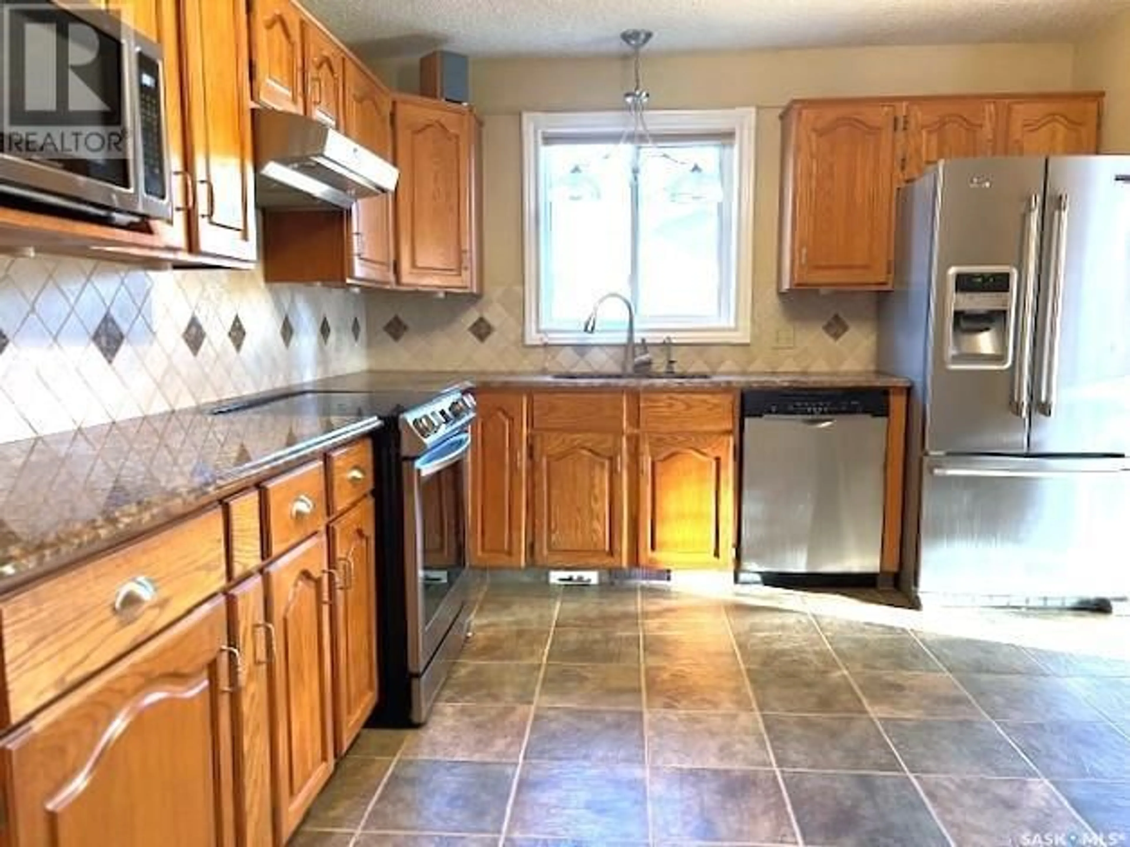 Standard kitchen, ceramic/tile floor for 1635 MARQUIS AVENUE, Moose Jaw Saskatchewan S6H7V3