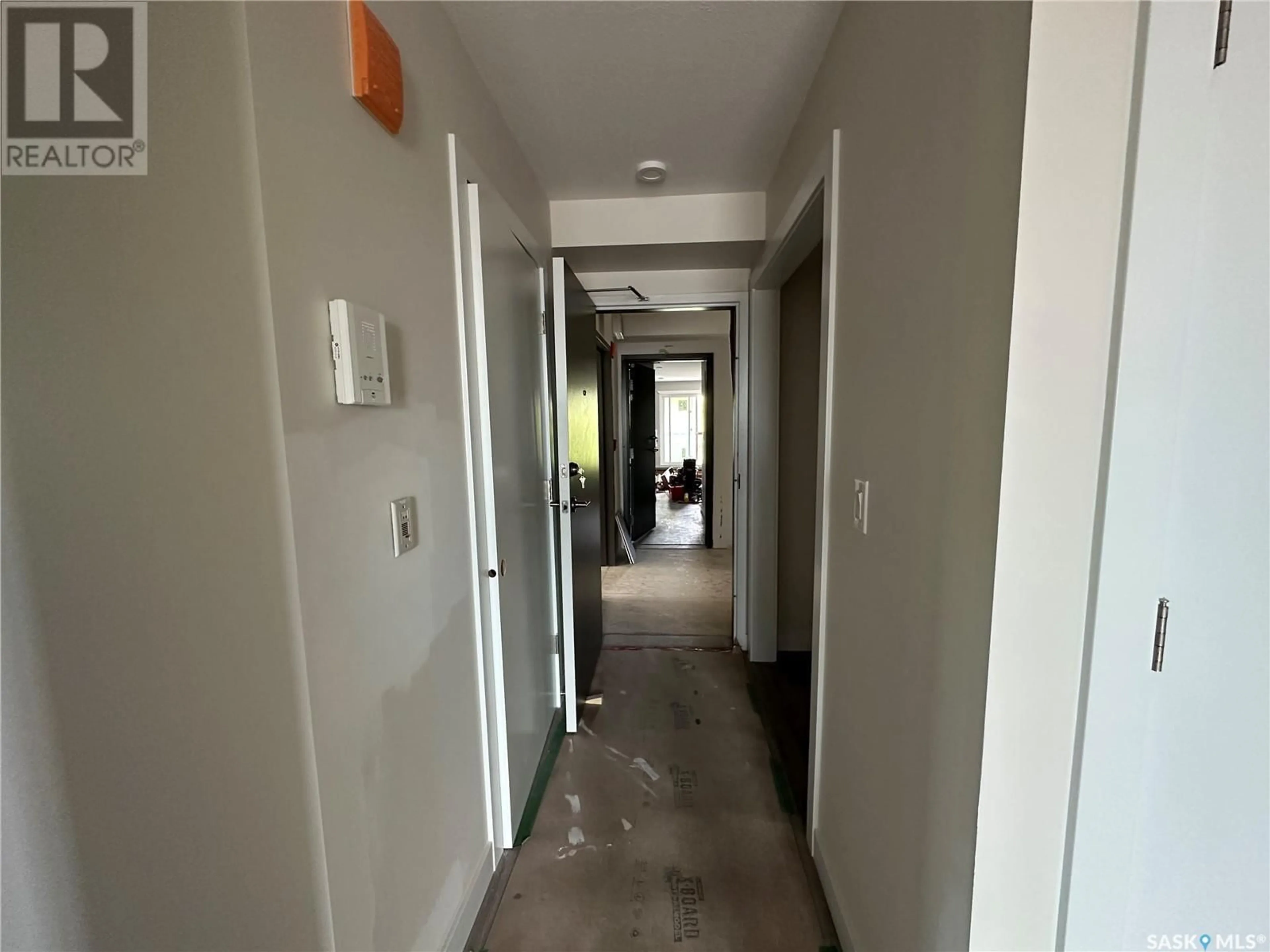 Indoor foyer for 405 607 10TH STREET, Humboldt Saskatchewan S0K2A0