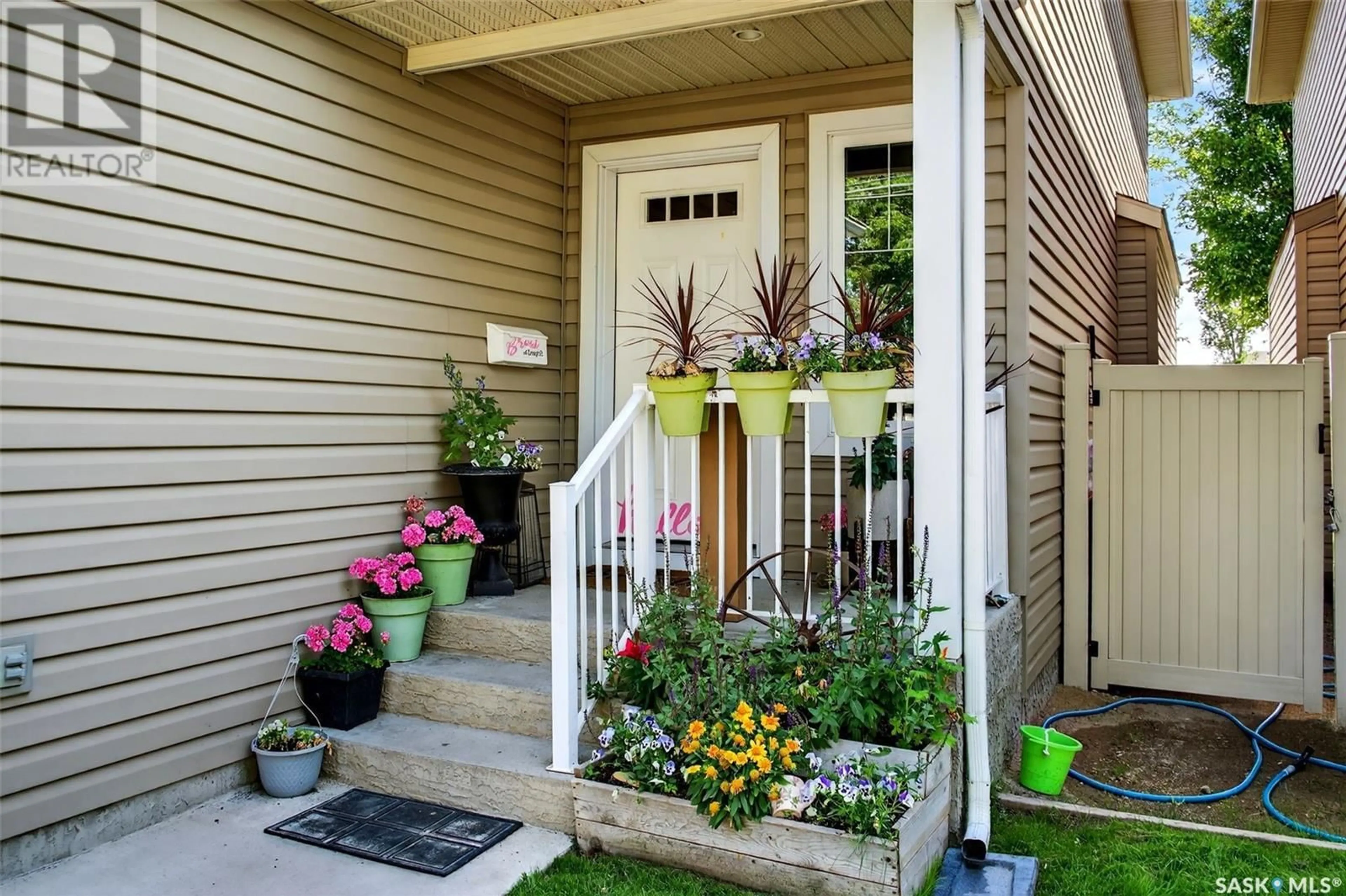 Indoor entryway for 841 CONNAUGHT STREET, Regina Saskatchewan S4T6S3
