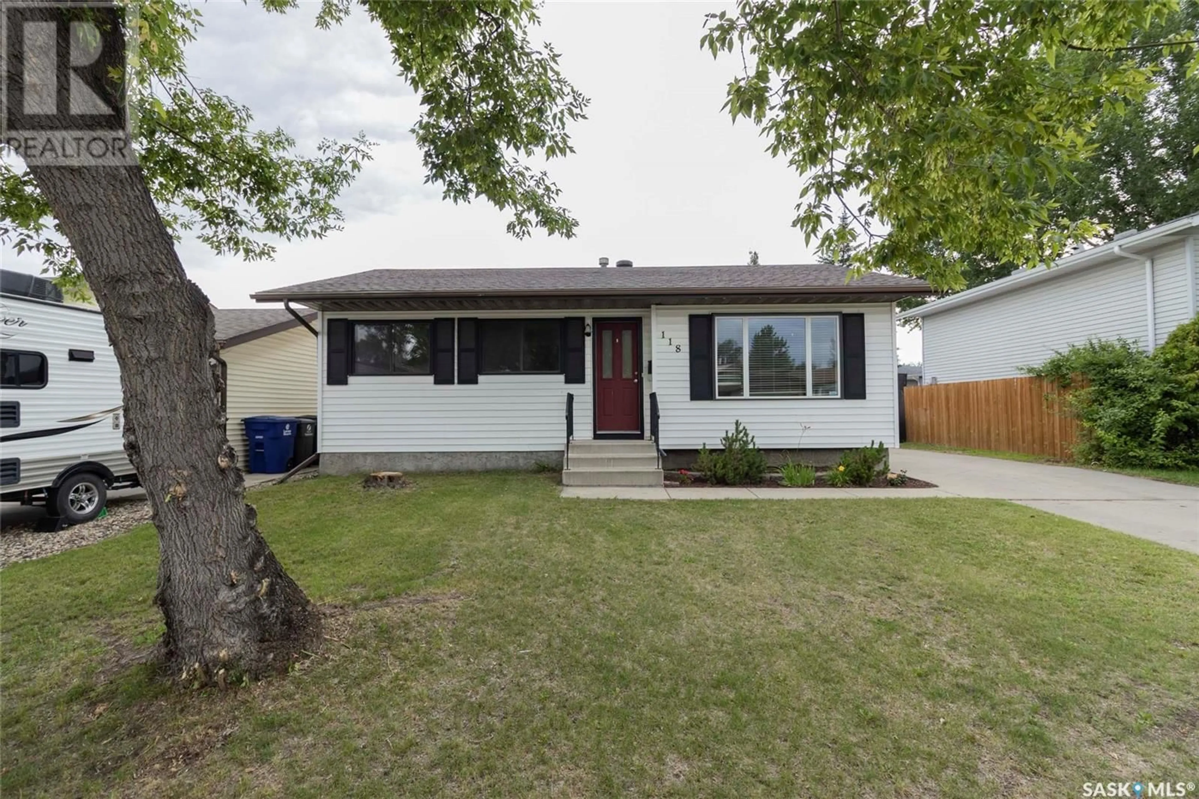 Home with vinyl exterior material, street for 118 STACEY CRESCENT, Saskatoon Saskatchewan S7L7A5