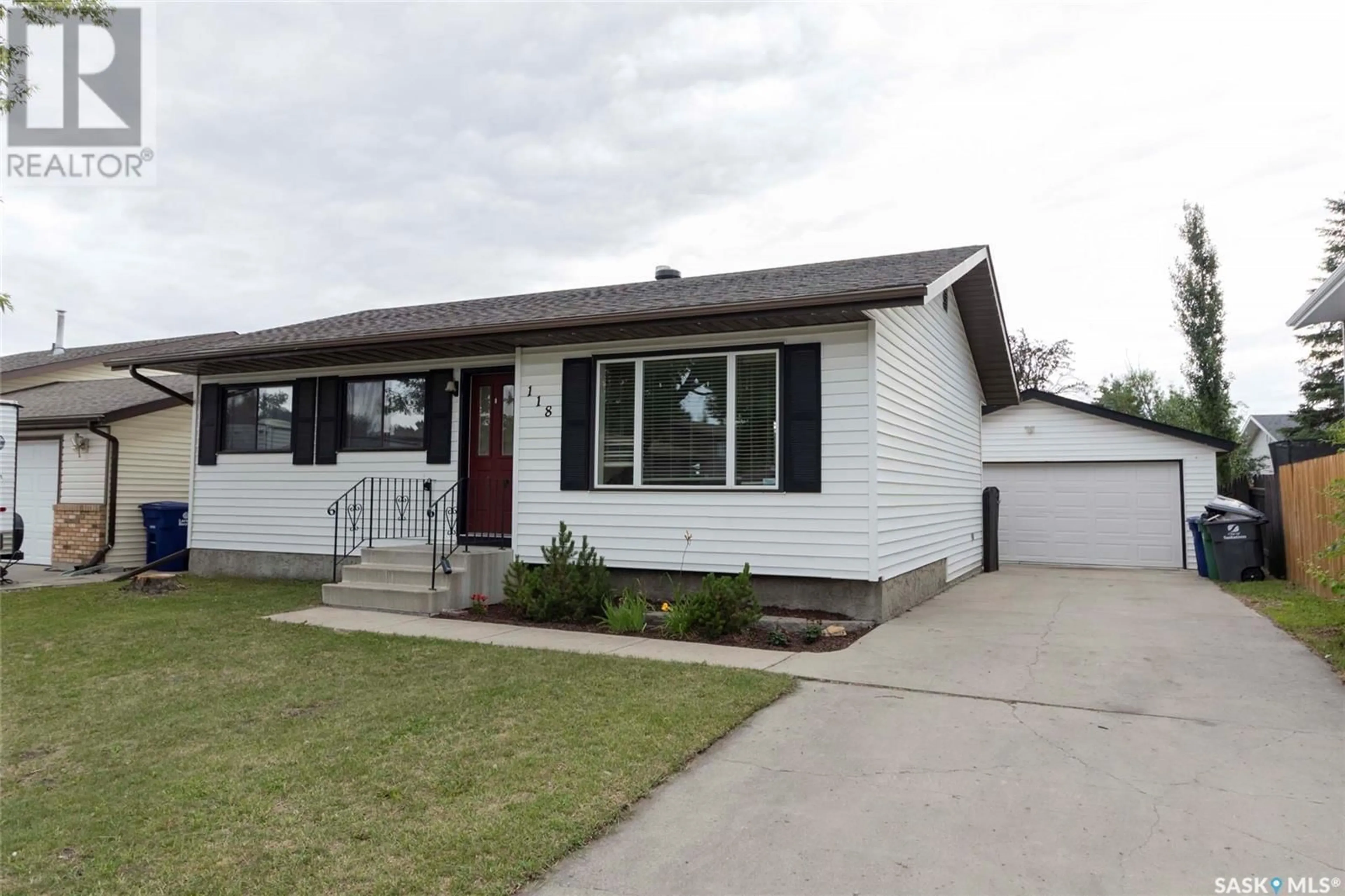 Home with vinyl exterior material, street for 118 STACEY CRESCENT, Saskatoon Saskatchewan S7L7A5