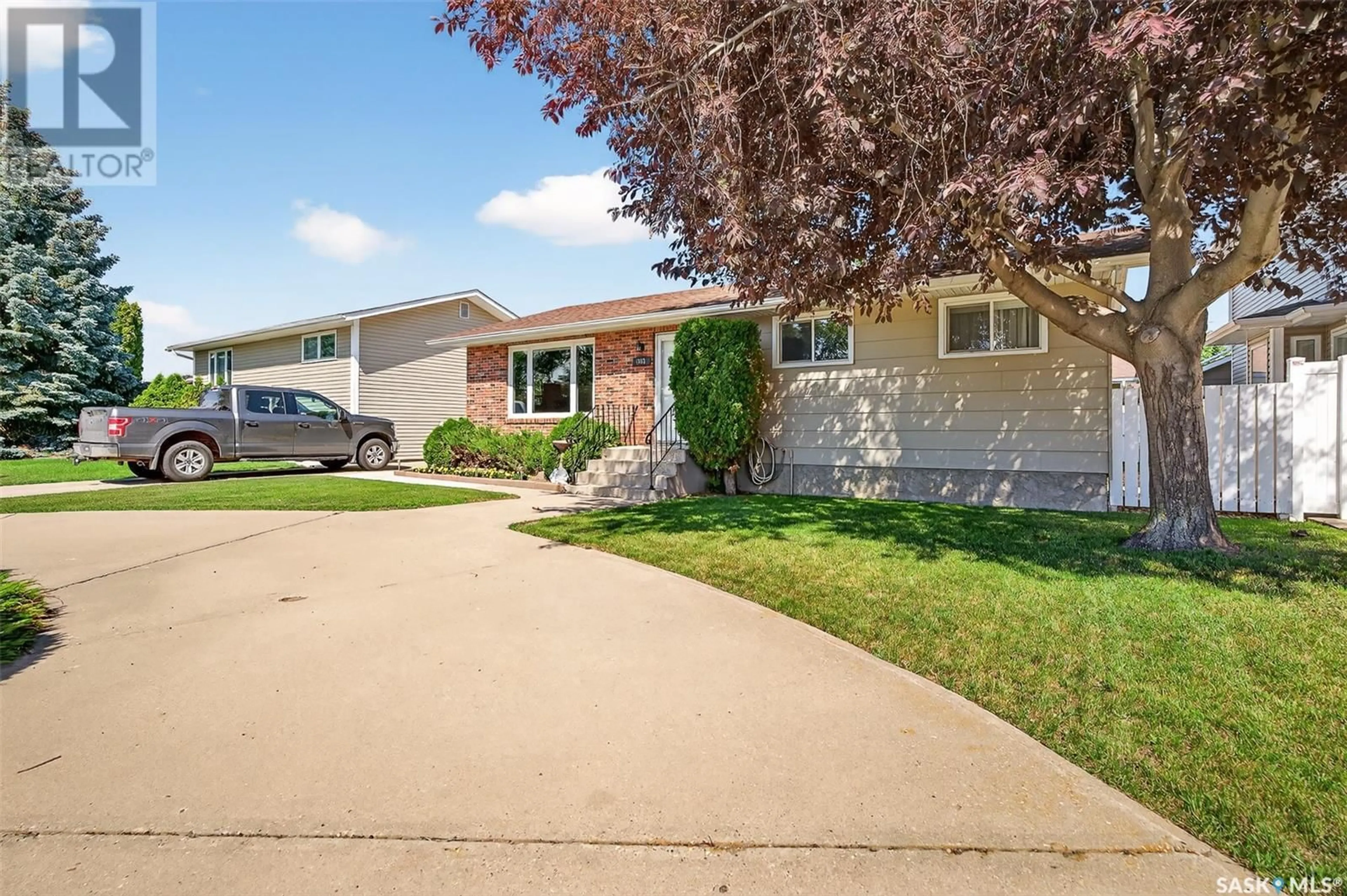 Home with vinyl exterior material, street for 986 HOLDSWORTH CRESCENT, Moose Jaw Saskatchewan S6H6T8