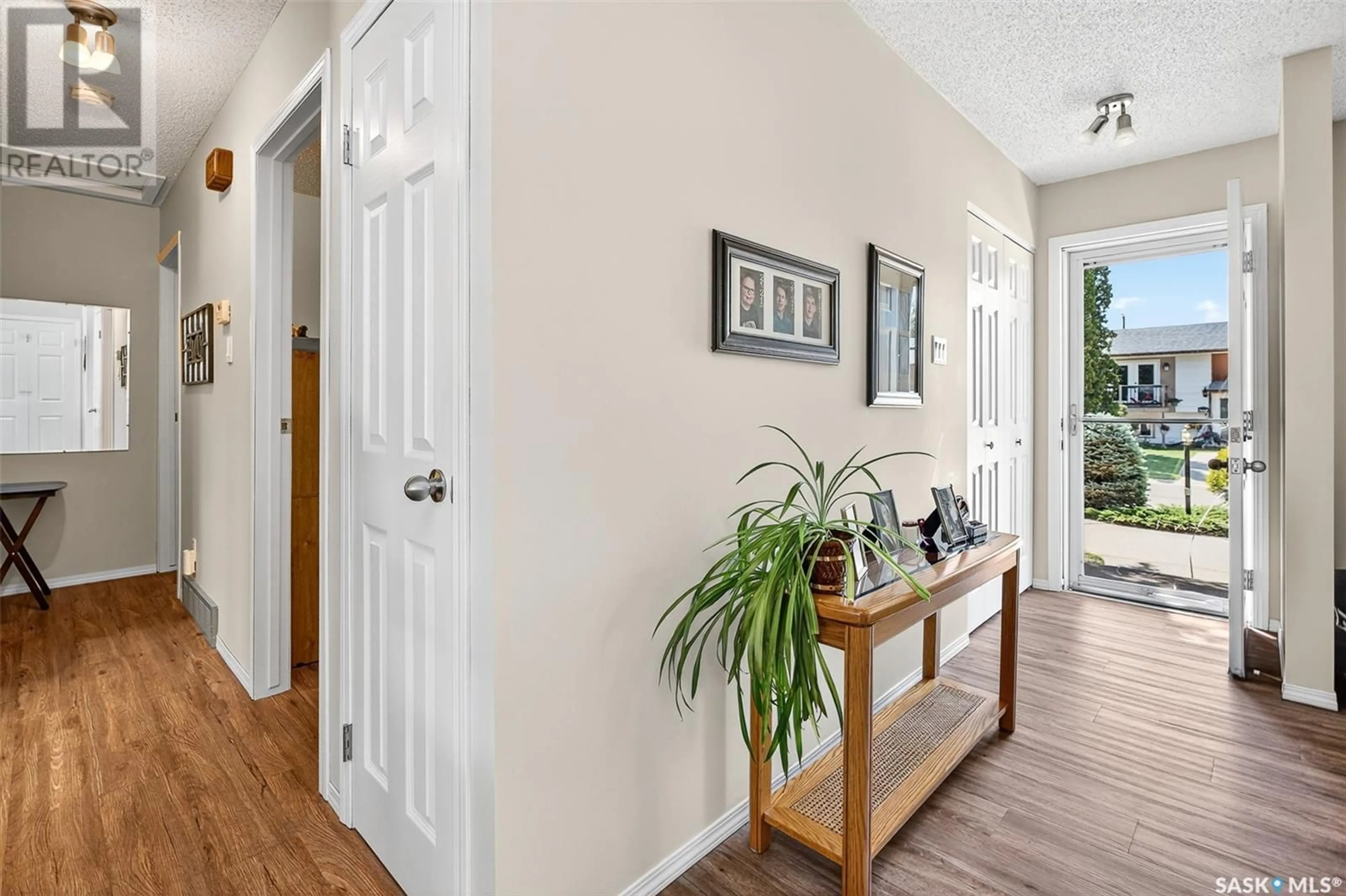 Indoor entryway for 986 HOLDSWORTH CRESCENT, Moose Jaw Saskatchewan S6H6T8