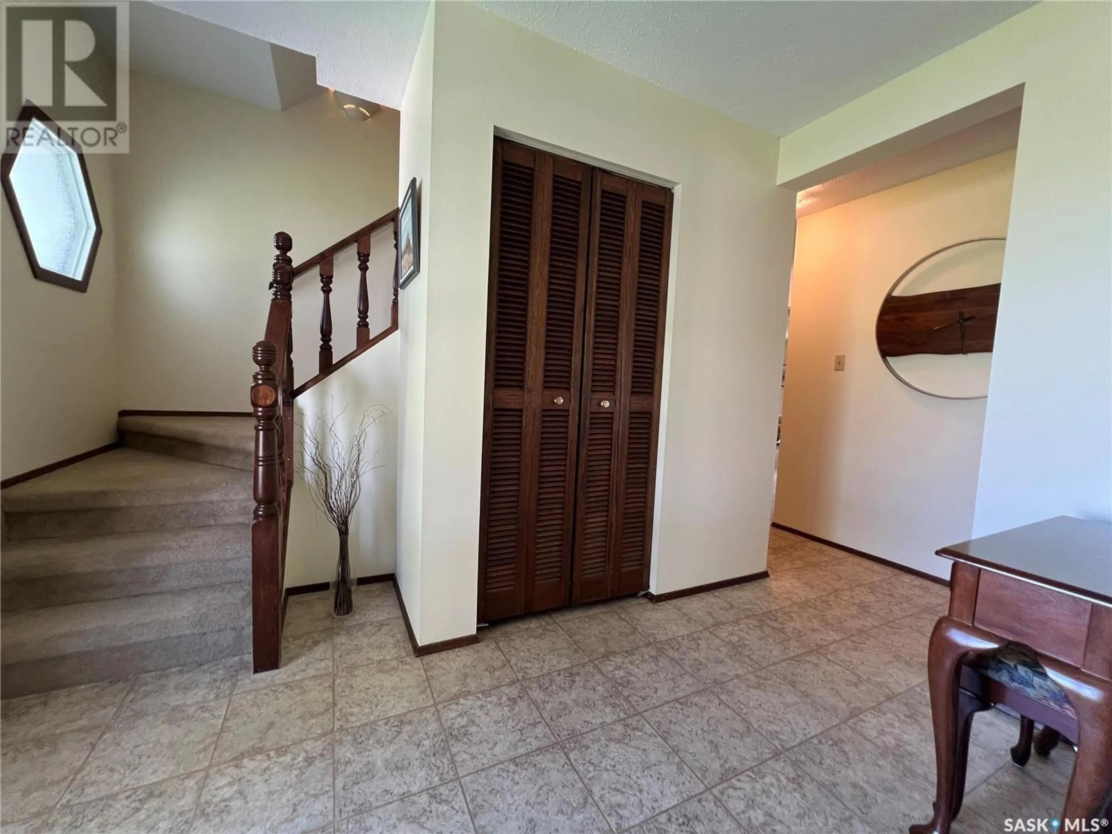 Indoor foyer for 270 BATTLEFORD TRAIL, Swift Current Saskatchewan S9H4J5