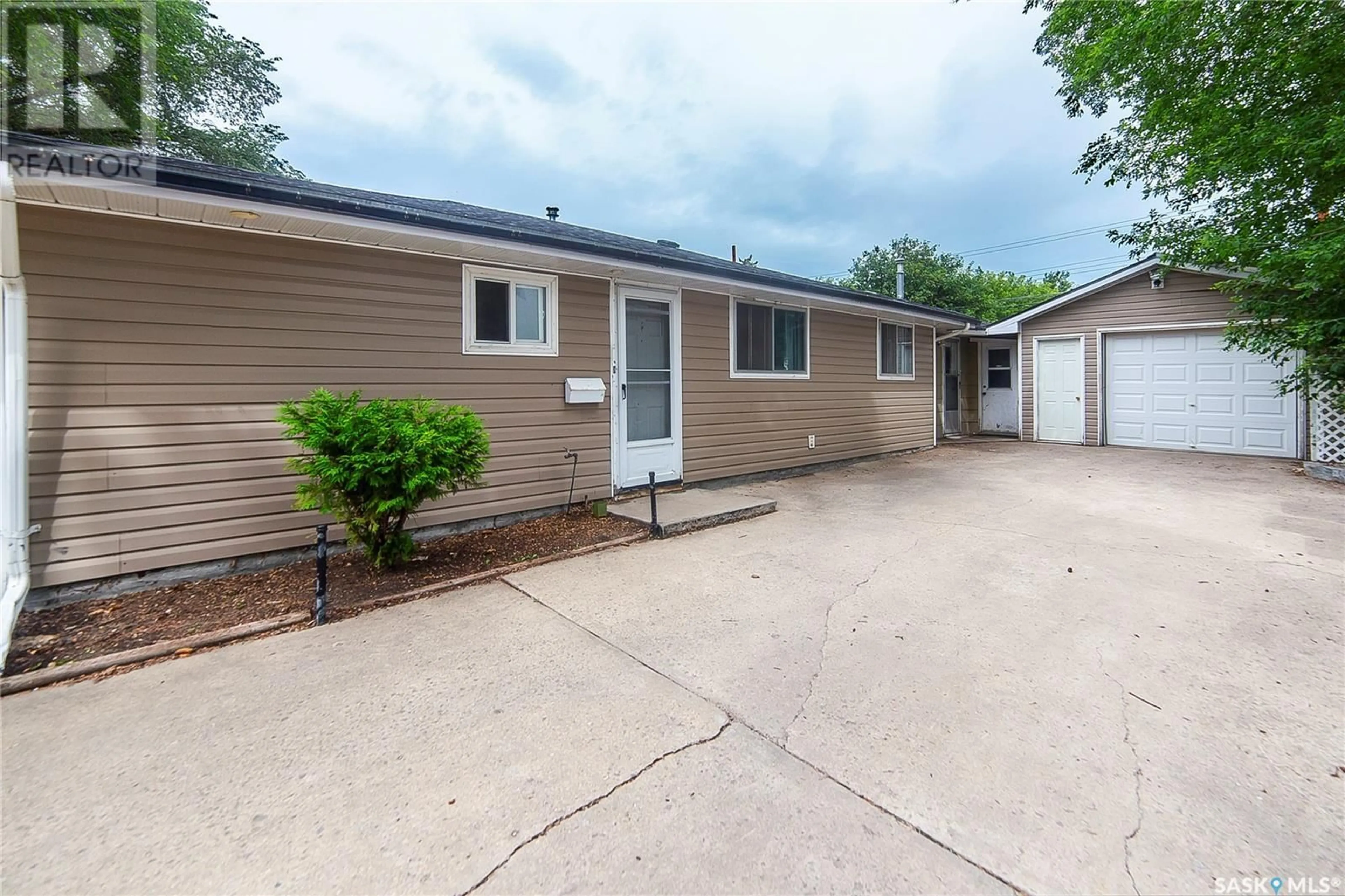 Home with vinyl exterior material, street for 610 X AVENUE, Saskatoon Saskatchewan S7L3K2