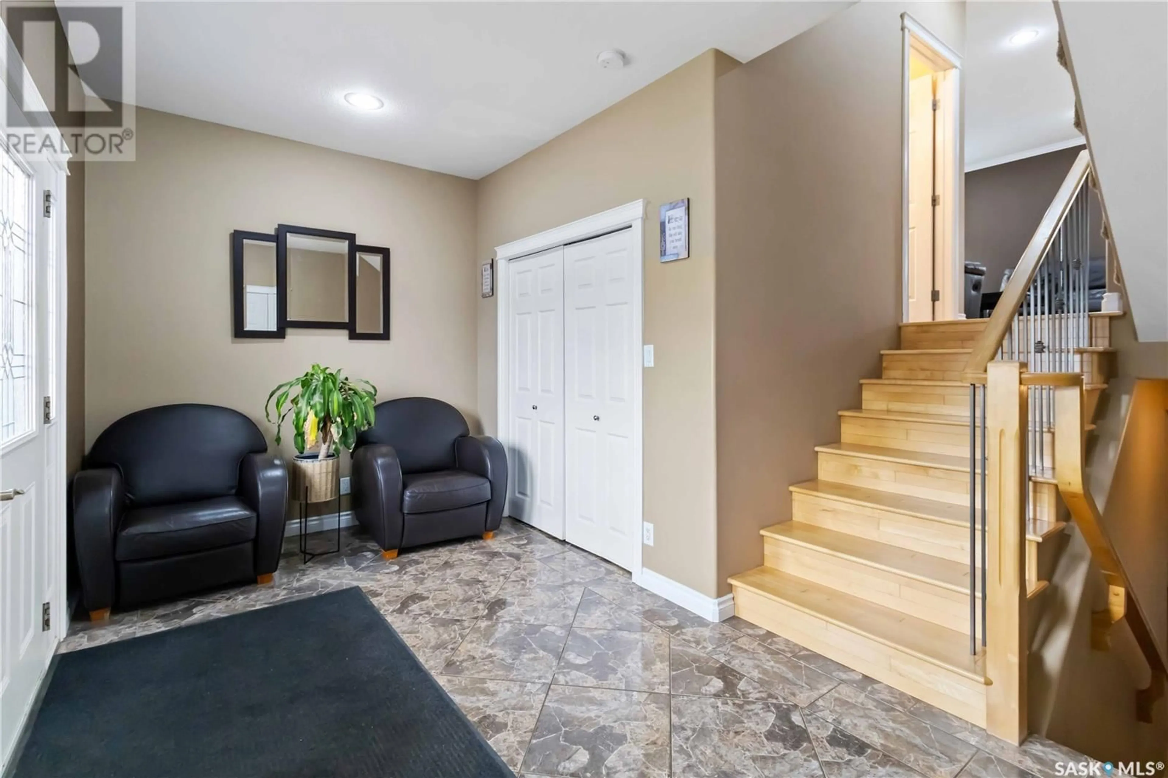 Indoor foyer for 331 BOLTON WAY, Saskatoon Saskatchewan S7T0A2