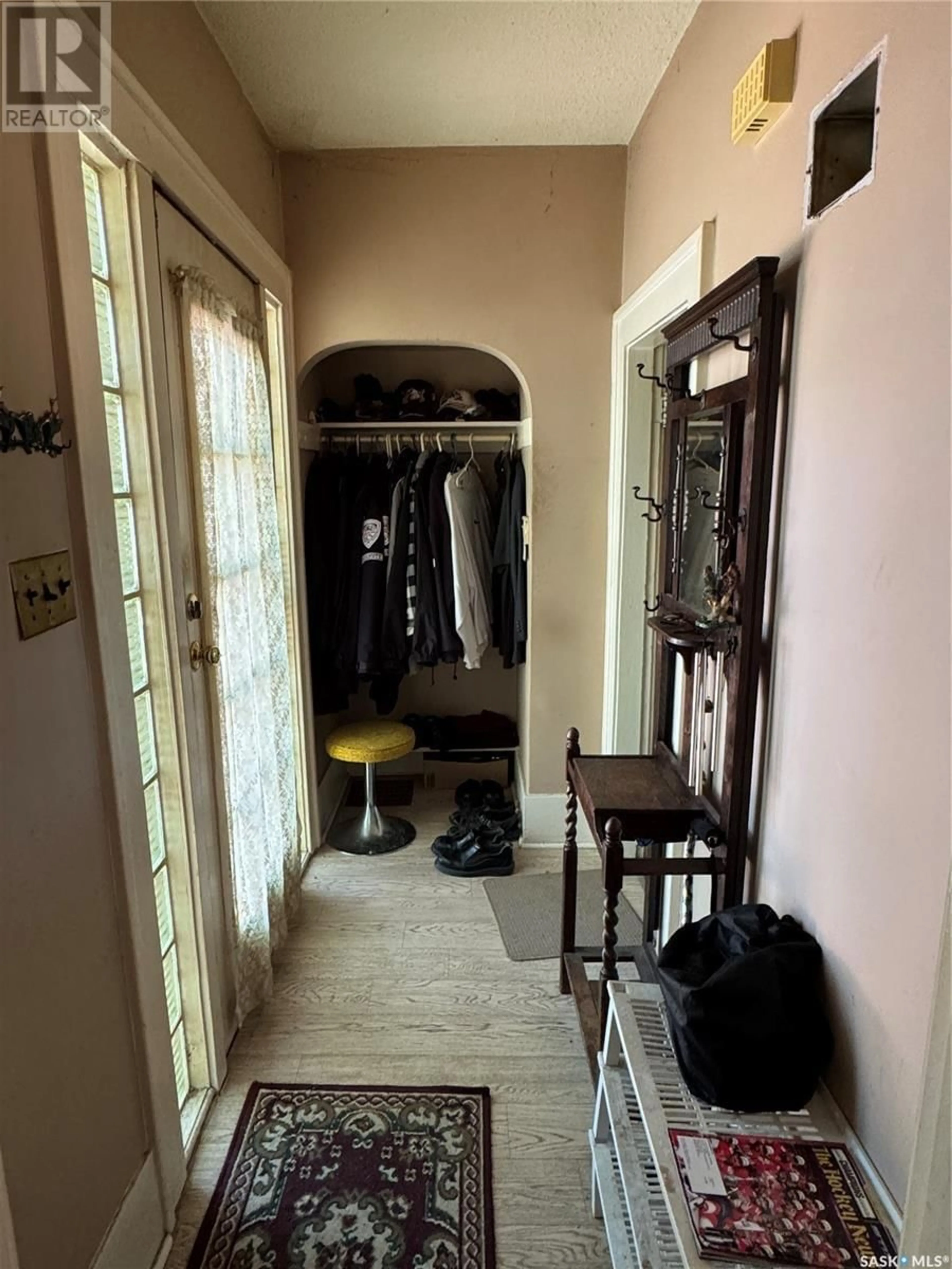 Indoor entryway for 72 ANGUS CRESCENT, Regina Saskatchewan S4T6N2