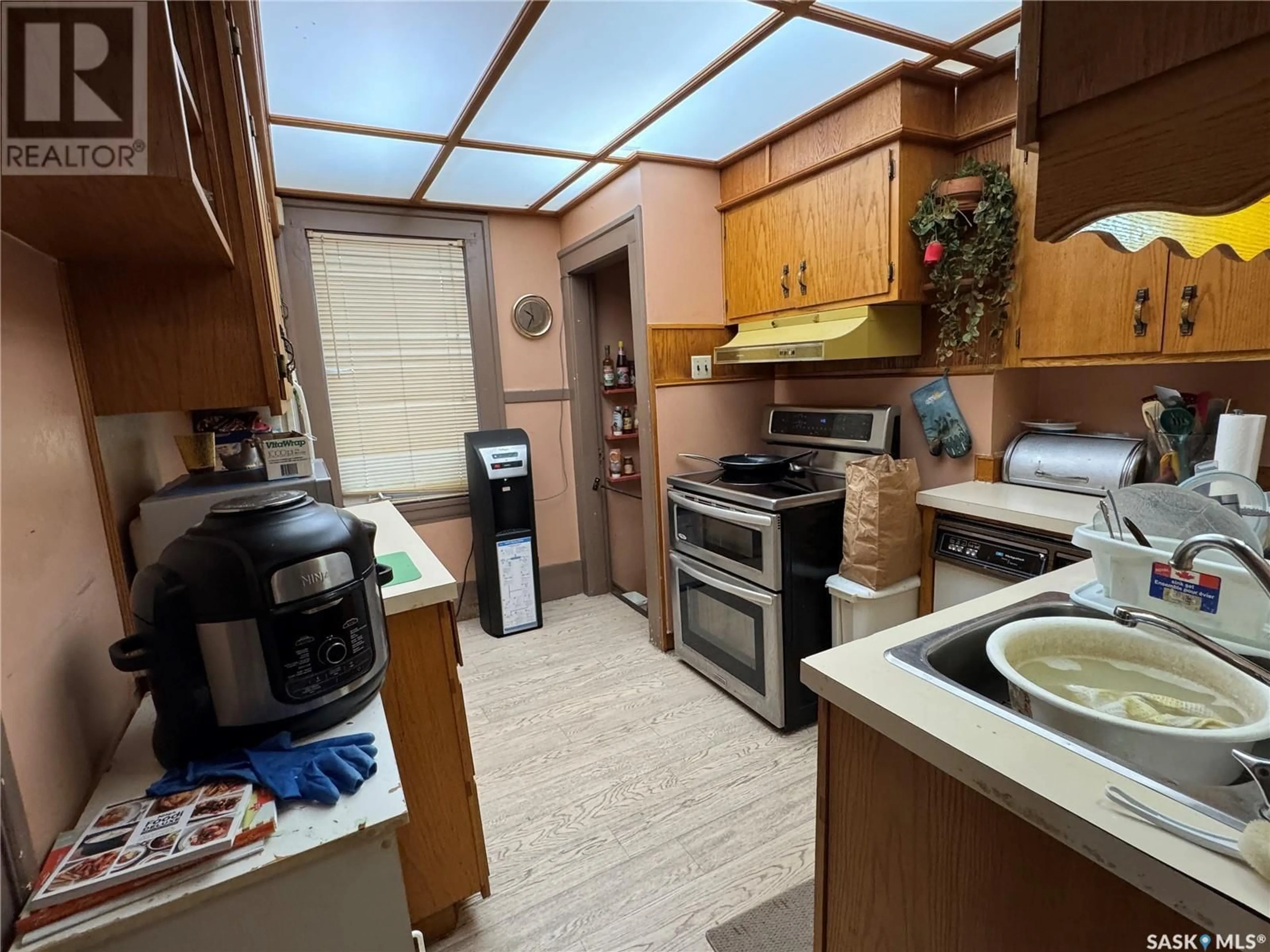 Standard kitchen, unknown for 72 ANGUS CRESCENT, Regina Saskatchewan S4T6N2