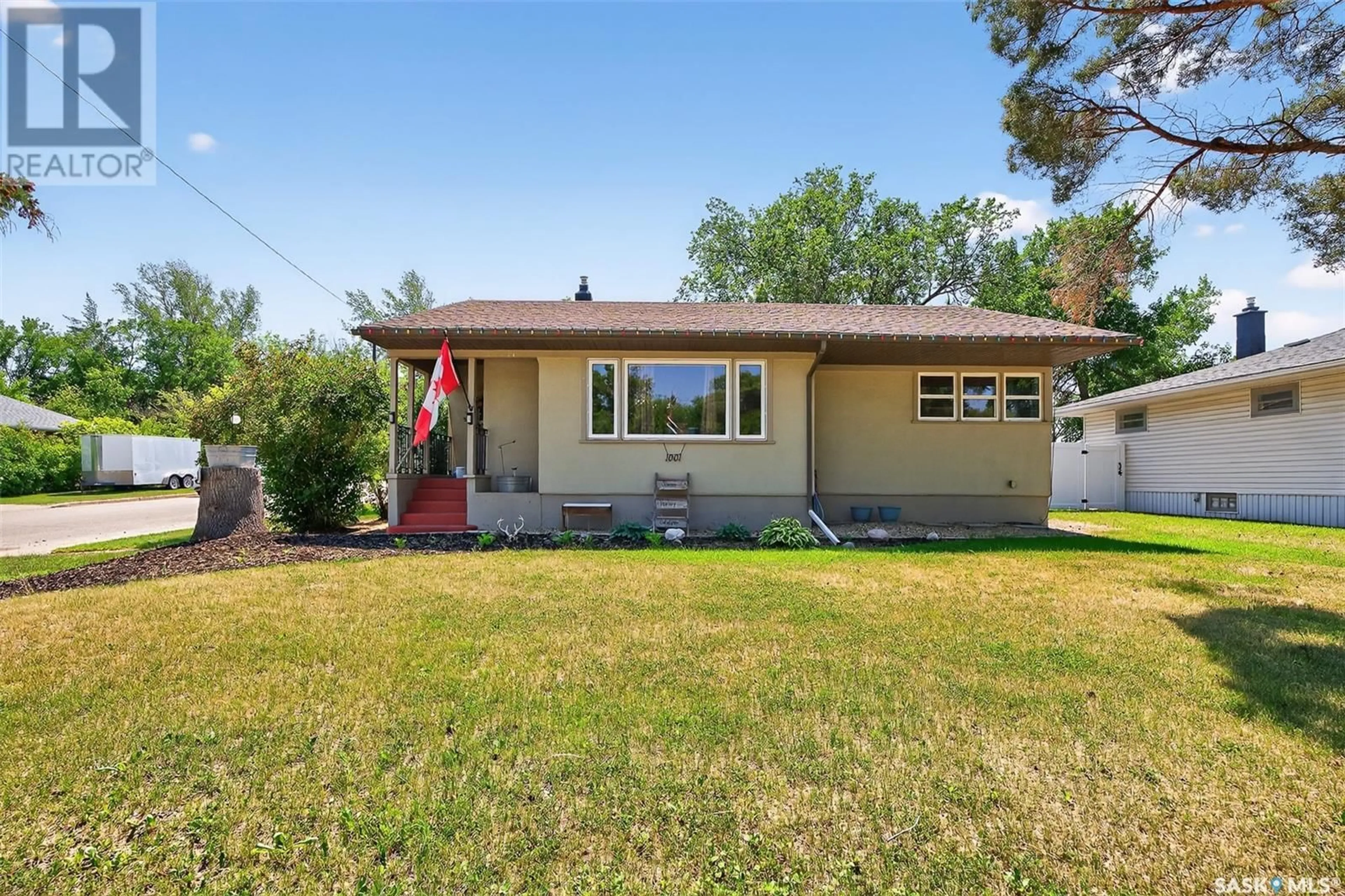 Home with vinyl exterior material, street for 1001 COTEAU STREET, Moose Jaw Saskatchewan S6H5G3