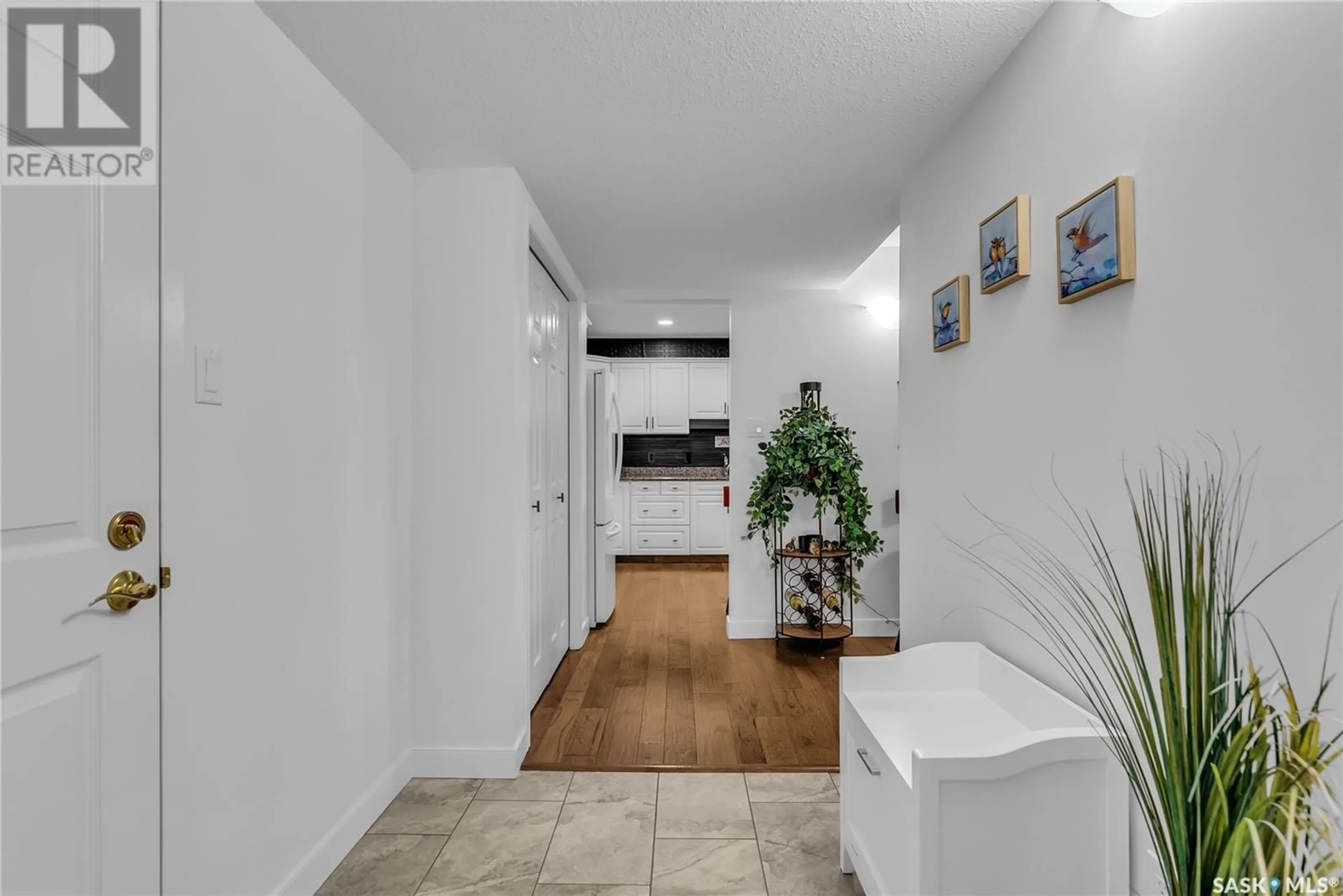 Indoor entryway for 305 - 332 PINEHOUSE DRIVE, Saskatoon Saskatchewan S7K7Z4