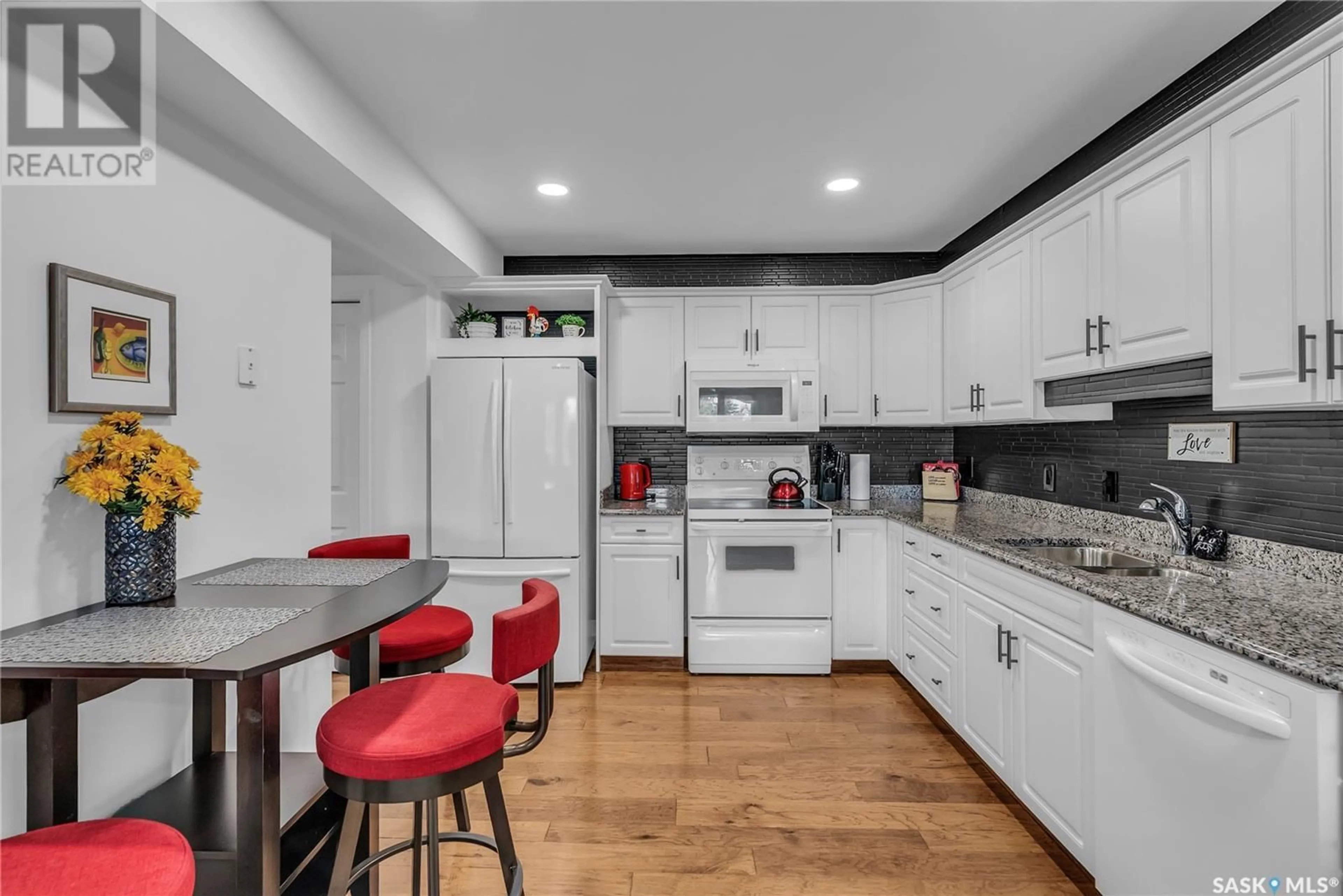 Open concept kitchen, ceramic/tile floor for 305 - 332 PINEHOUSE DRIVE, Saskatoon Saskatchewan S7K7Z4