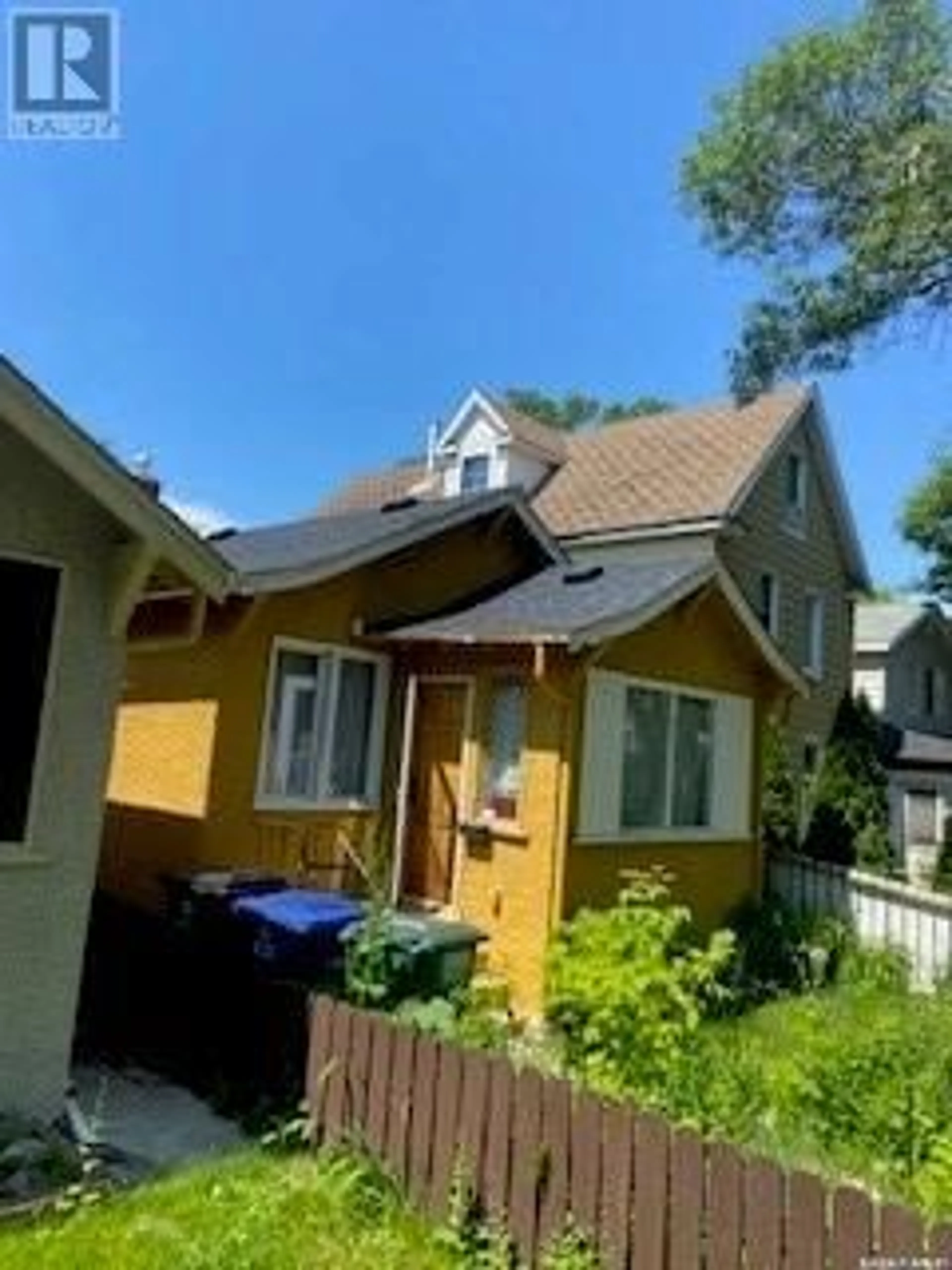 A pic from outside/outdoor area/front of a property/back of a property/a pic from drone, street for 509 G AVENUE, Saskatoon Saskatchewan S7M1V7
