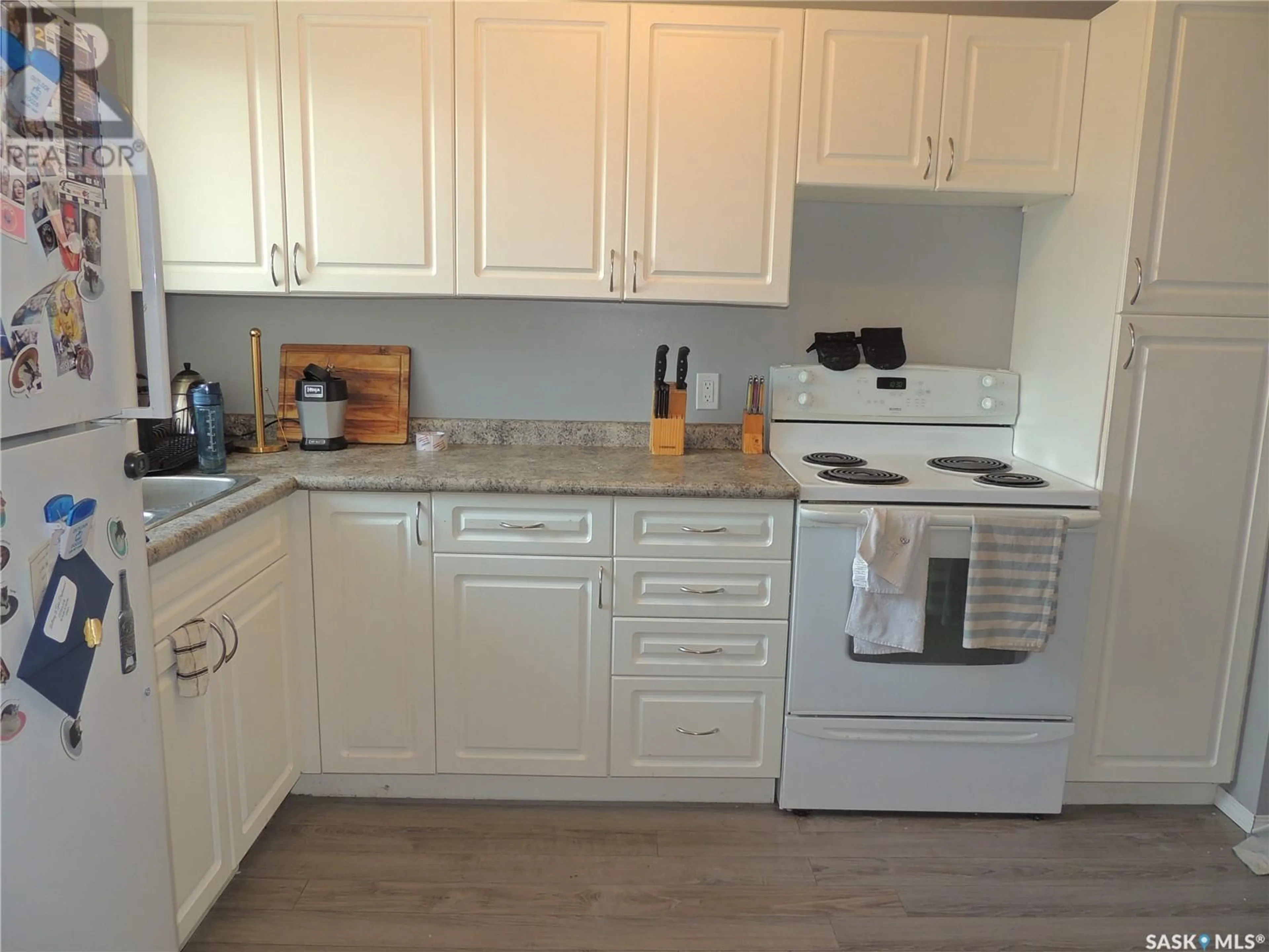 Standard kitchen, wood/laminate floor for 207 - 521 DUFFERIN AVENUE, Estevan Saskatchewan S4A2J1