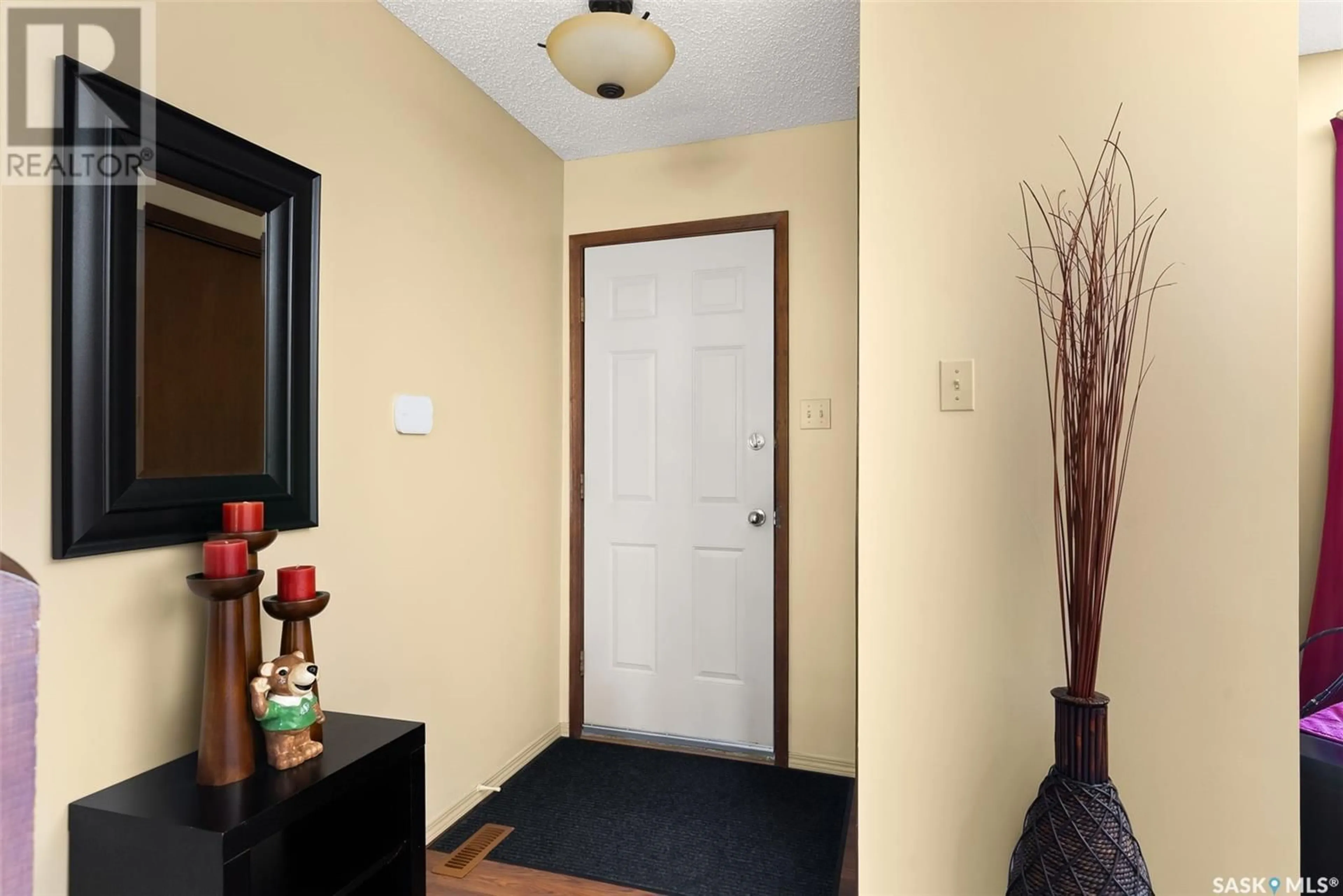Indoor entryway for 1618 FLEET STREET, Regina Saskatchewan S4N5S3