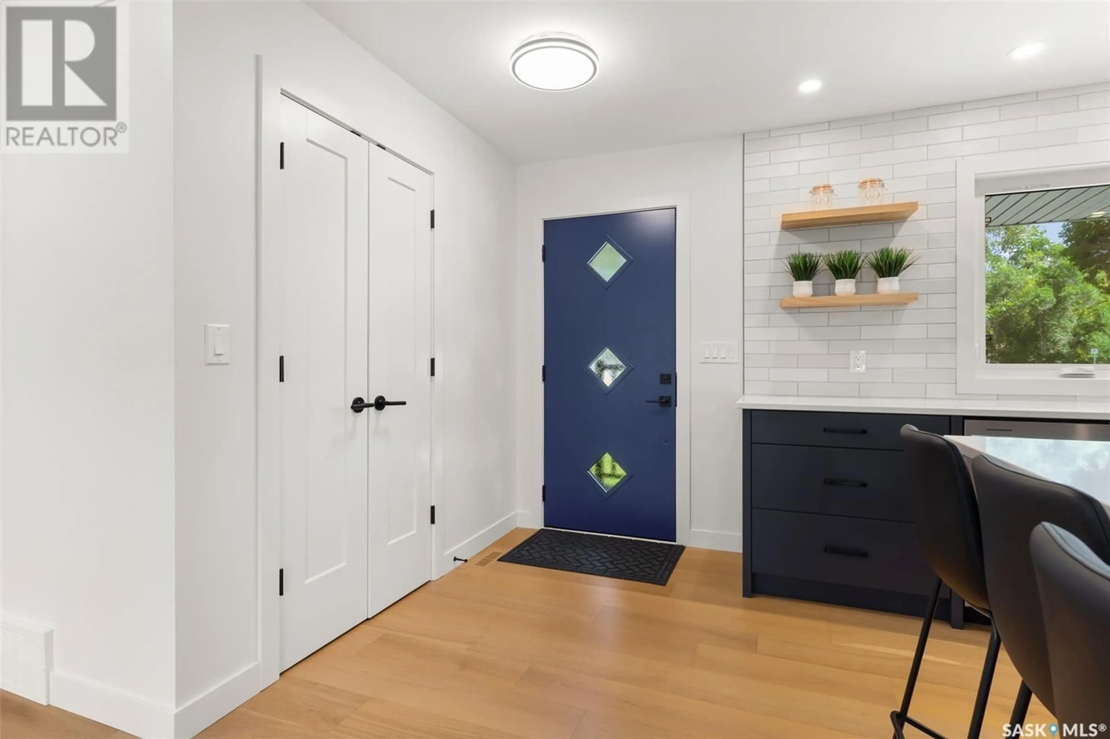 Indoor entryway for 3003 QUINN DRIVE, Regina Saskatchewan S4P2W3