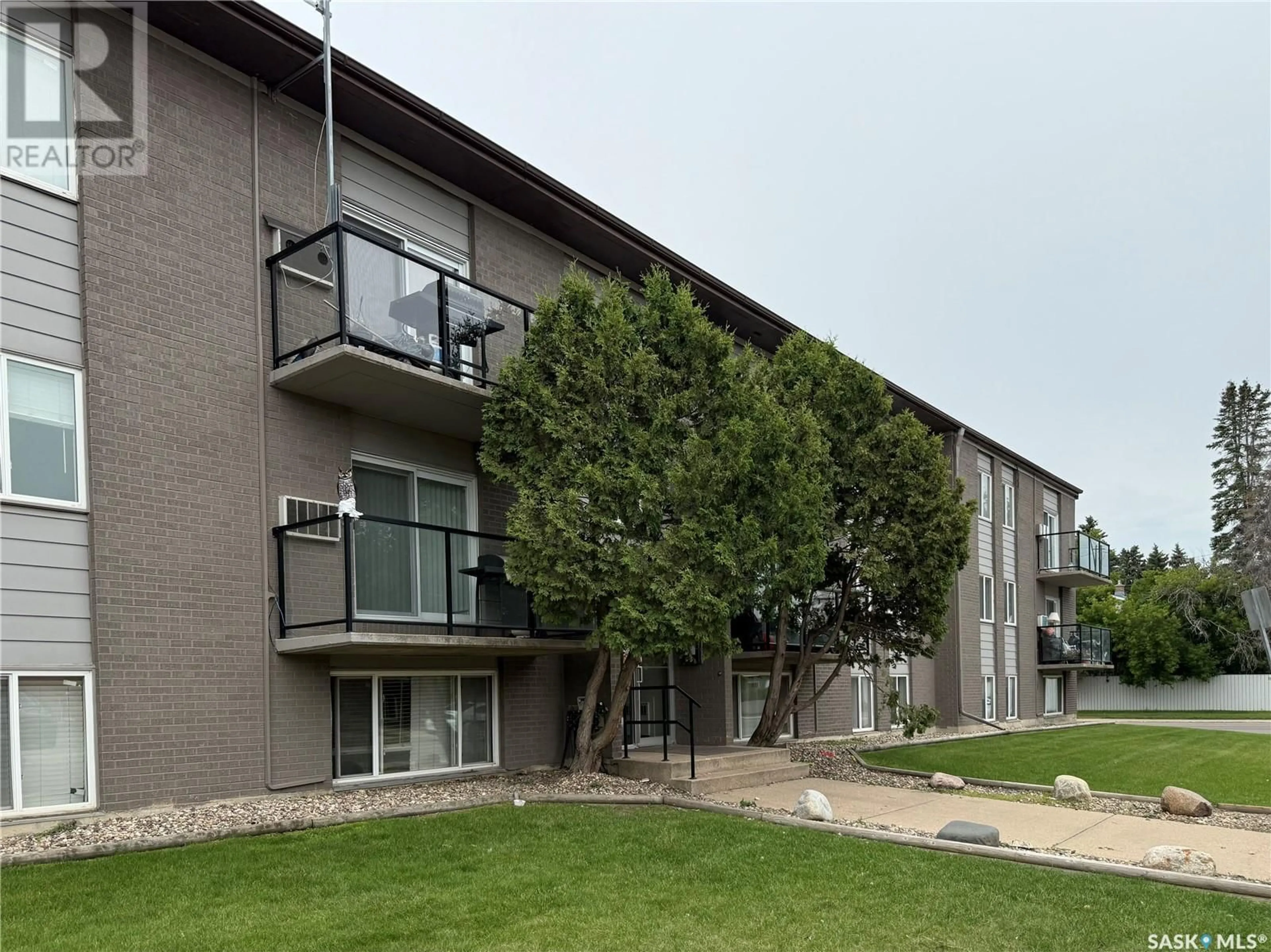 A pic from outside/outdoor area/front of a property/back of a property/a pic from drone, building for 5 SUMMERS PLACE, Saskatoon Saskatchewan S7H3W4