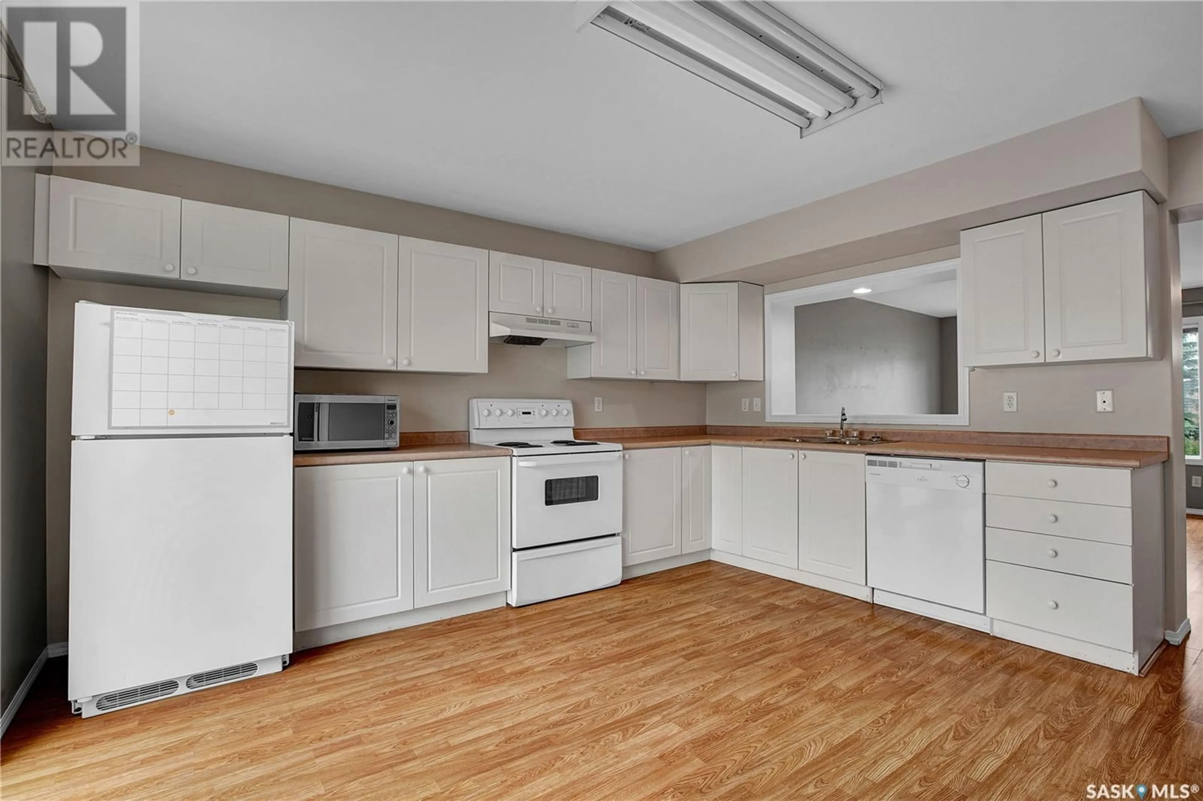 Standard kitchen, unknown for 209 663 BECKETT CRESCENT, Saskatoon Saskatchewan S7N4X2