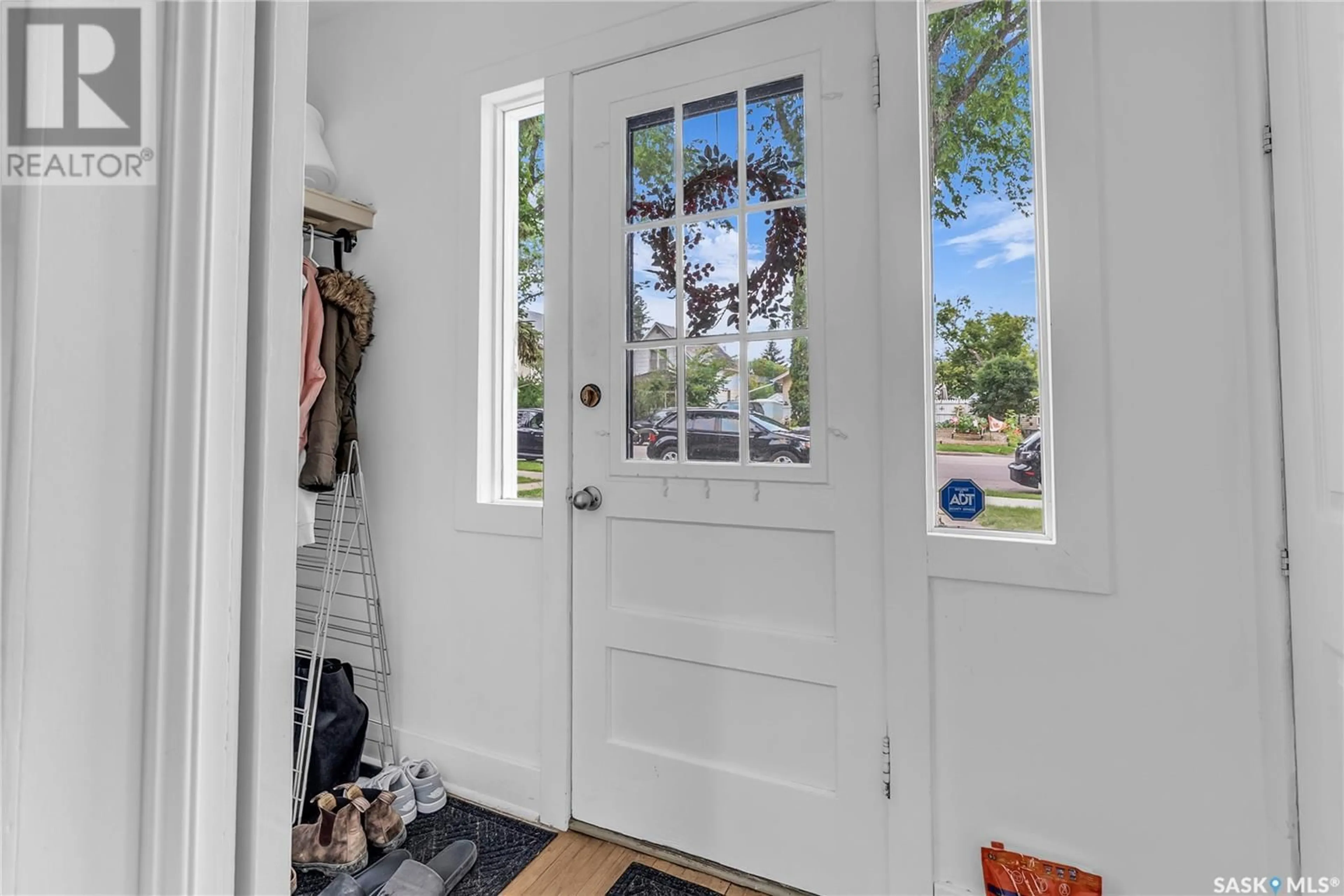 Indoor entryway for 1128 12TH STREET, Saskatoon Saskatchewan S7H0G2