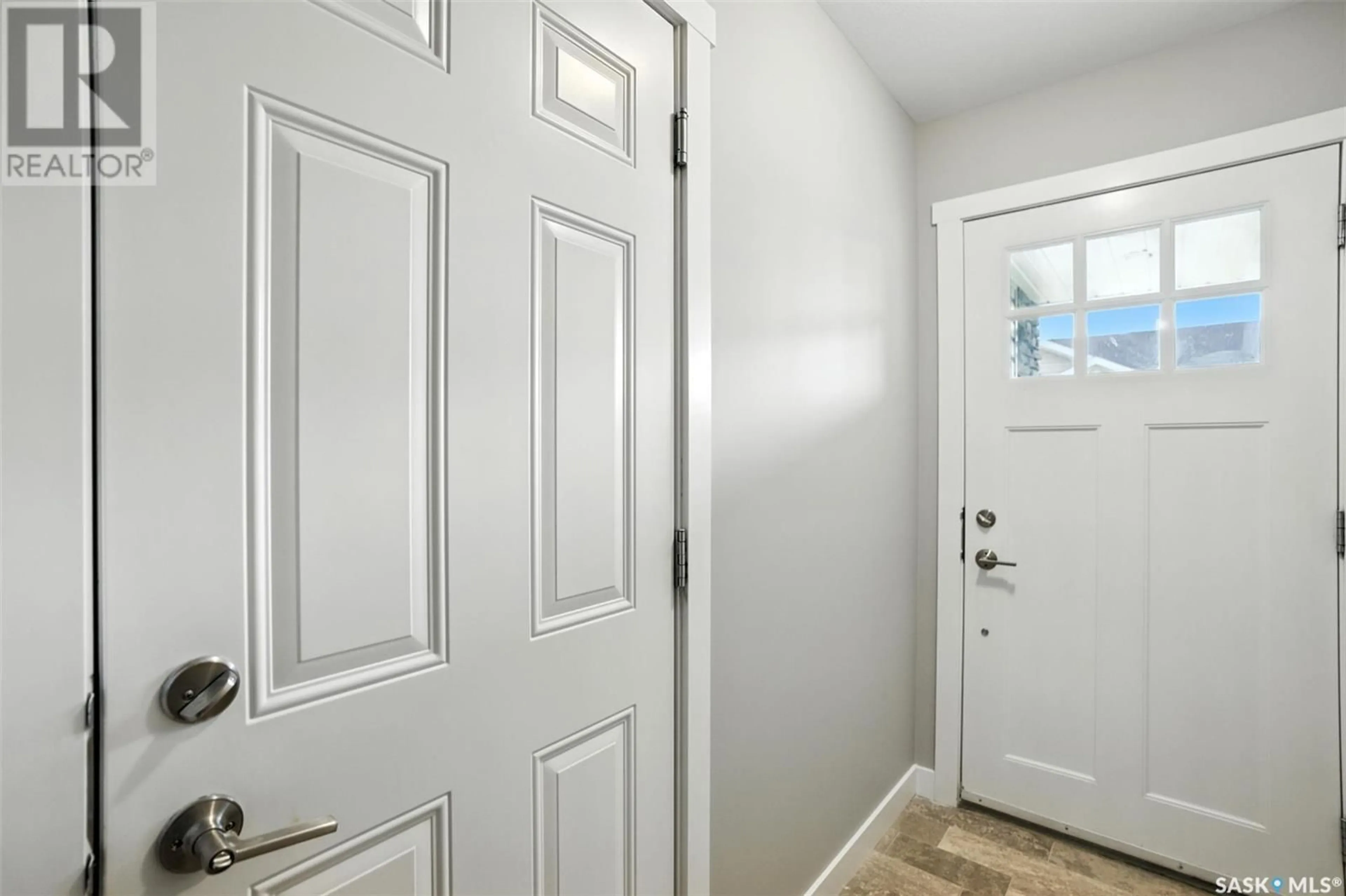 Indoor entryway for 212 542 PRINGLE CRESCENT, Saskatoon Saskatchewan S7T0W9