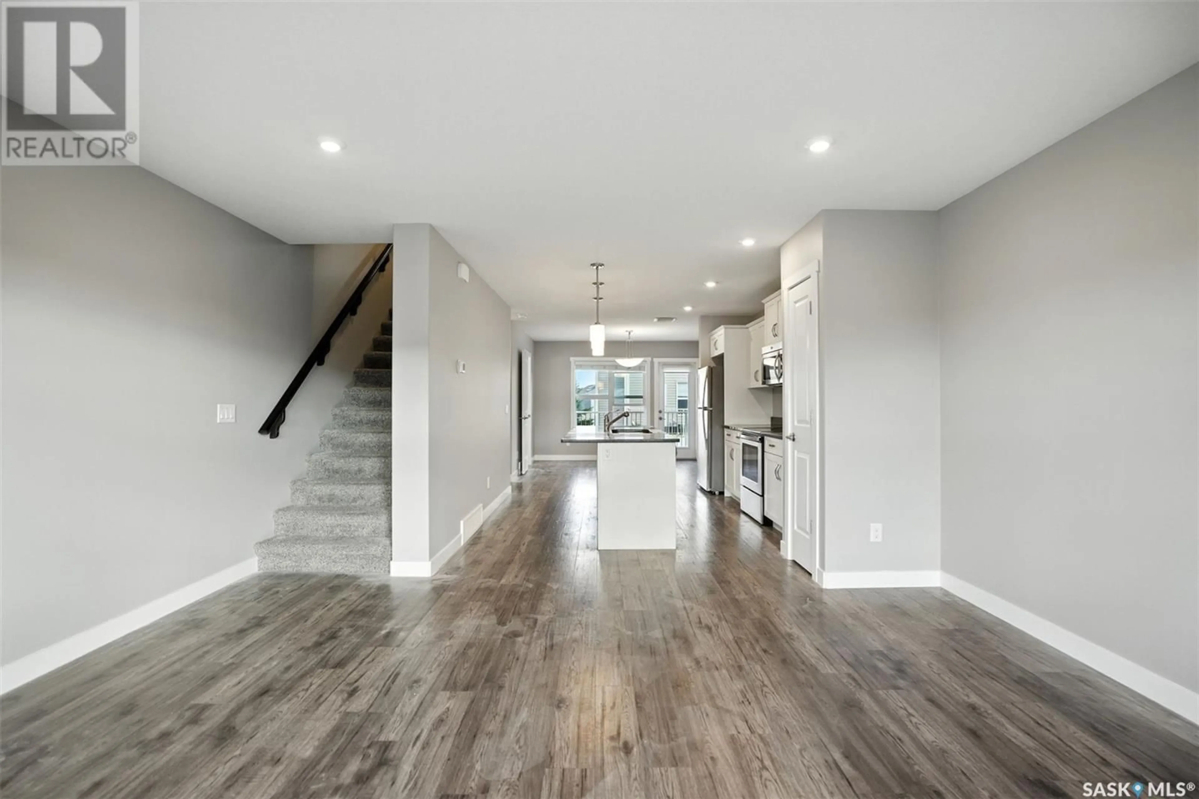 Indoor entryway for 212 542 PRINGLE CRESCENT, Saskatoon Saskatchewan S7T0W9