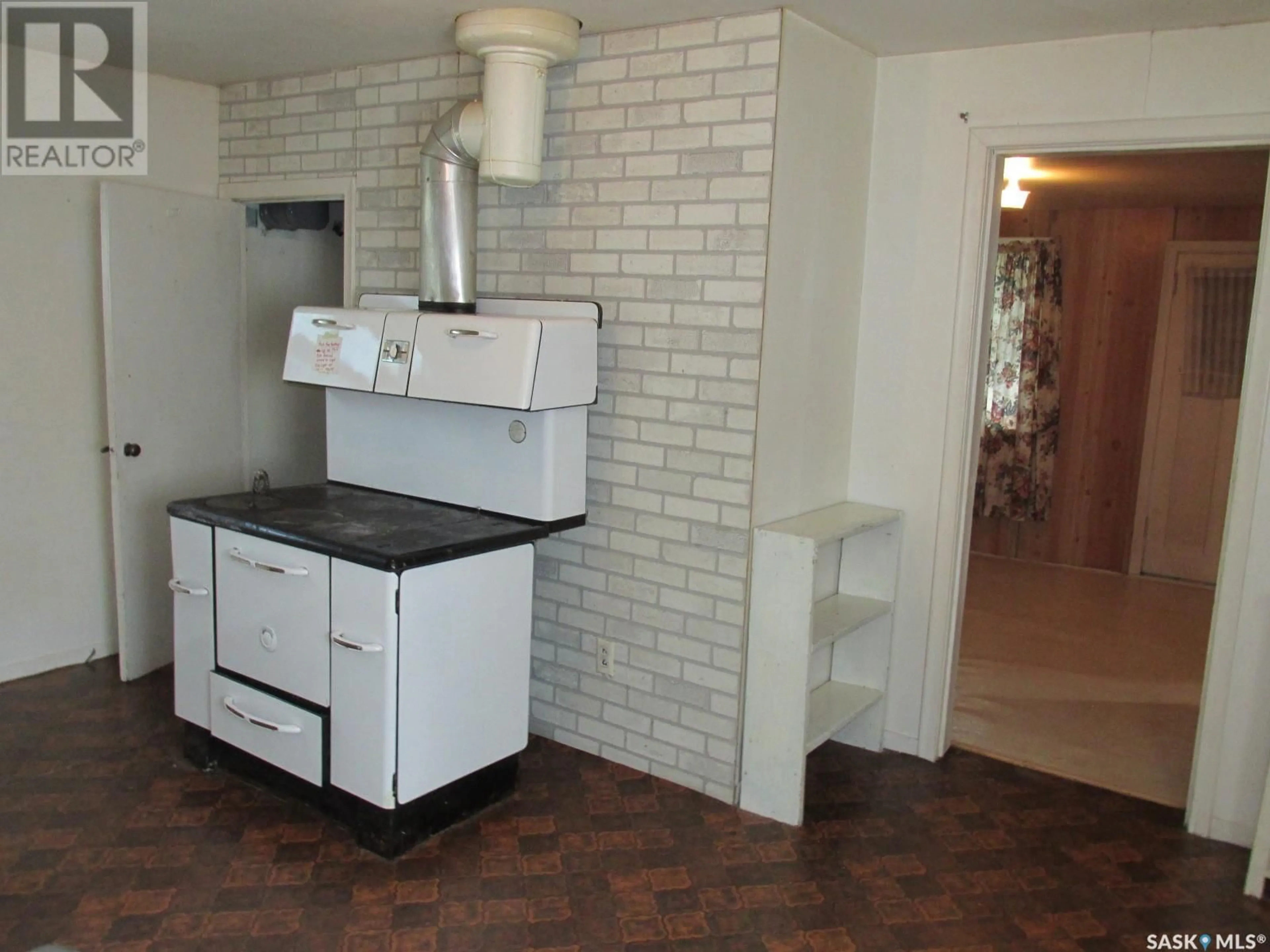 Standard kitchen, unknown for 210 4TH STREET, Nipawin Saskatchewan S0E1E0