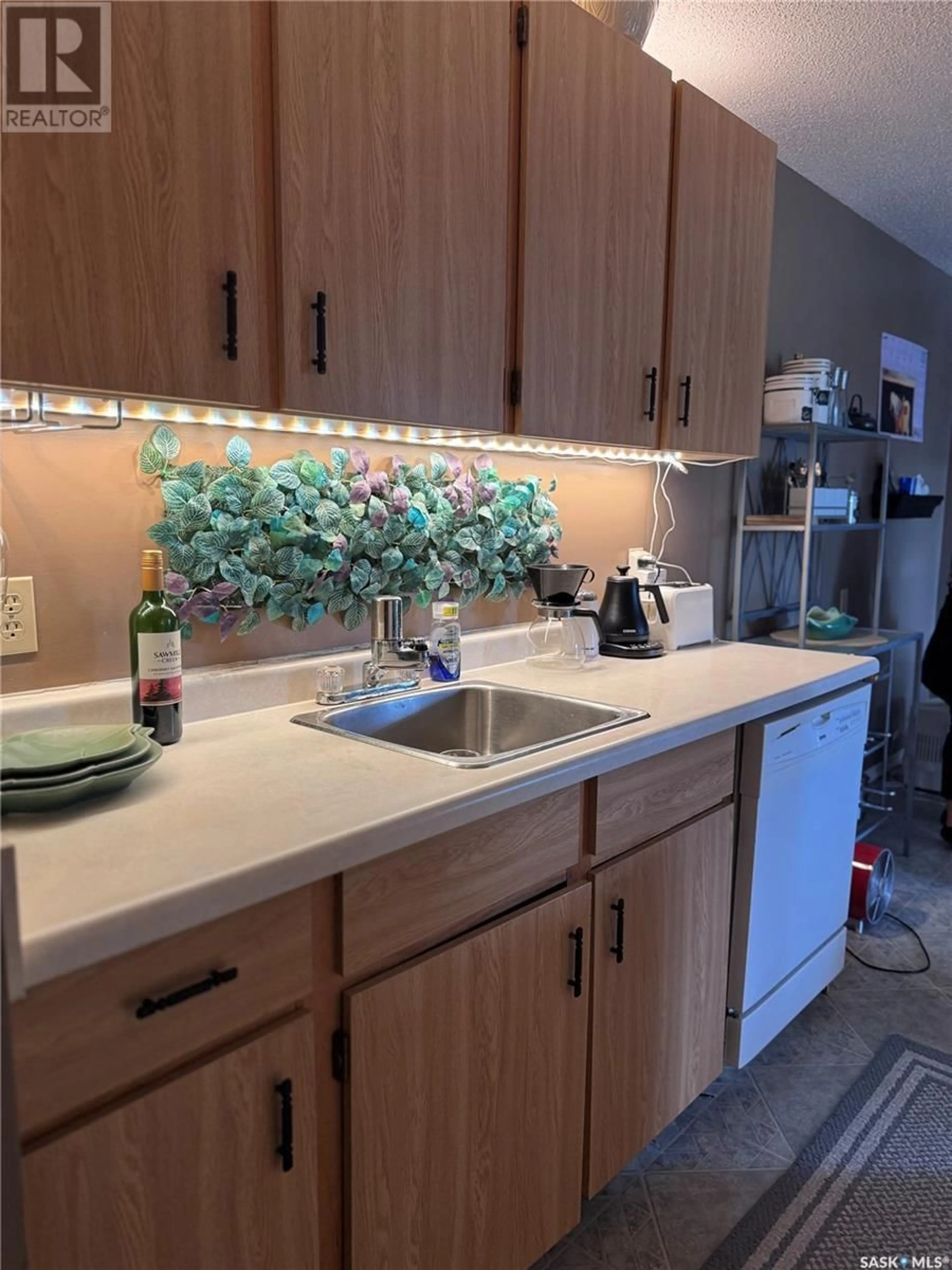 Standard kitchen, ceramic/tile floor for E - 1537 425 115TH STREET, Saskatoon Saskatchewan S7H2E5