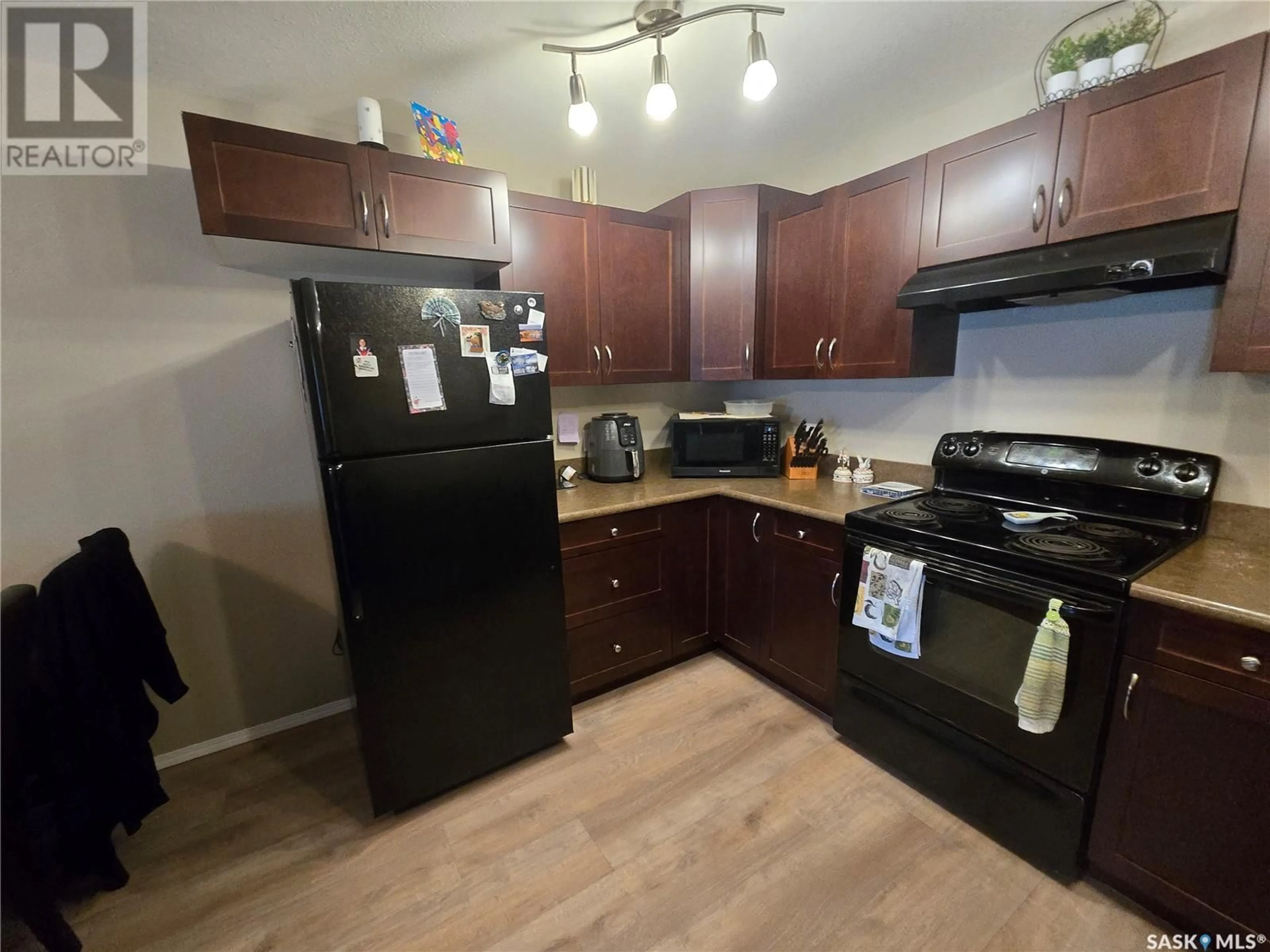 Standard kitchen, unknown for 203 - 825 GLADSTONE STREET, Swift Current Saskatchewan S9H5P1