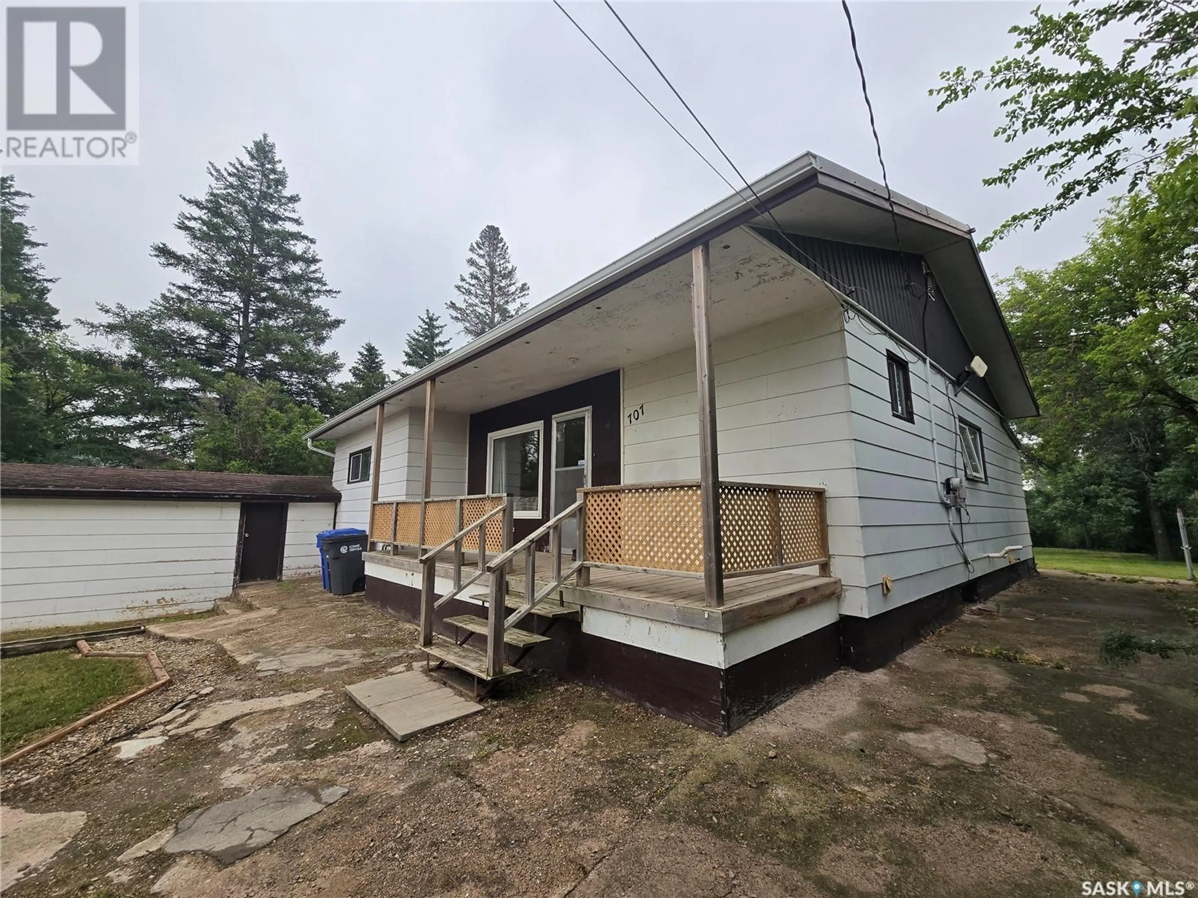 Home with vinyl exterior material, building for 707 POPLAR STREET, Wolseley Saskatchewan S0G5H0