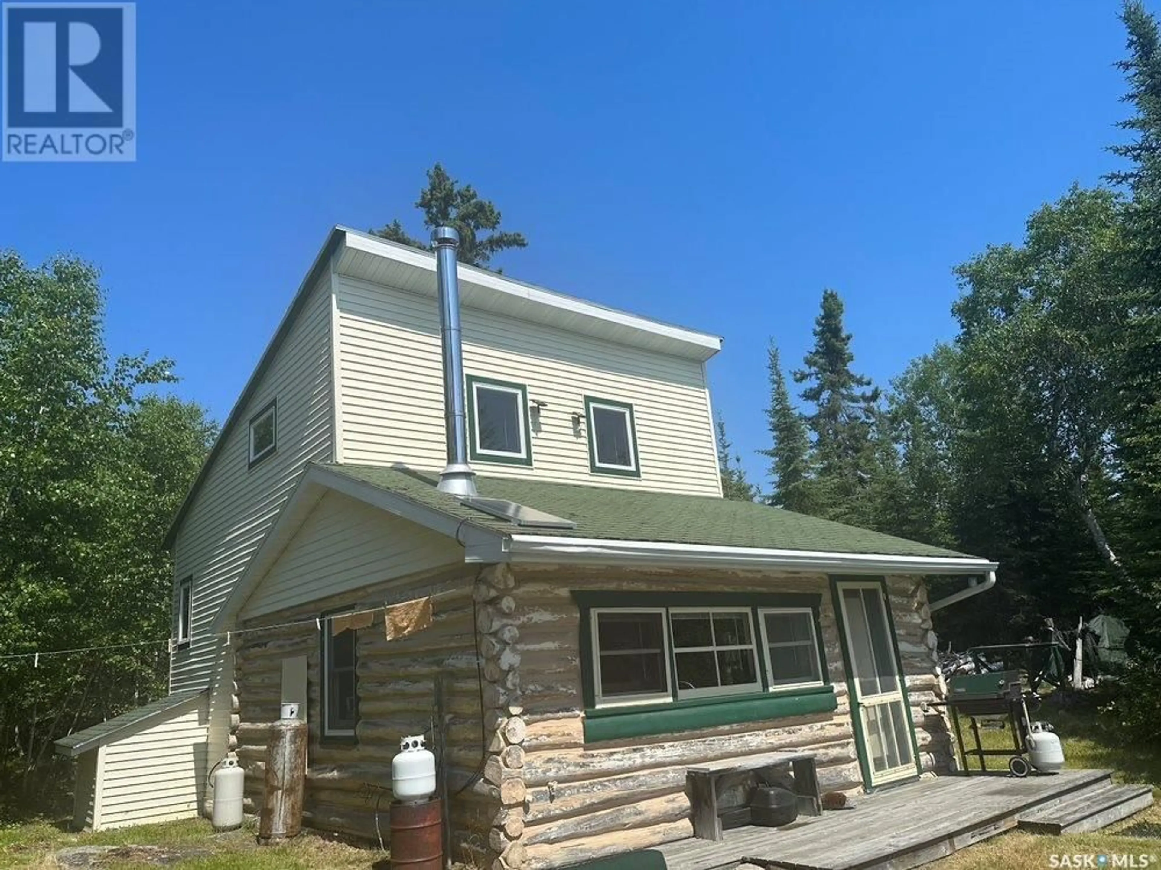 Home with vinyl exterior material, building for MOYSEY ISLAND, Lac La Ronge Provincial Park Saskatchewan S0J1L0