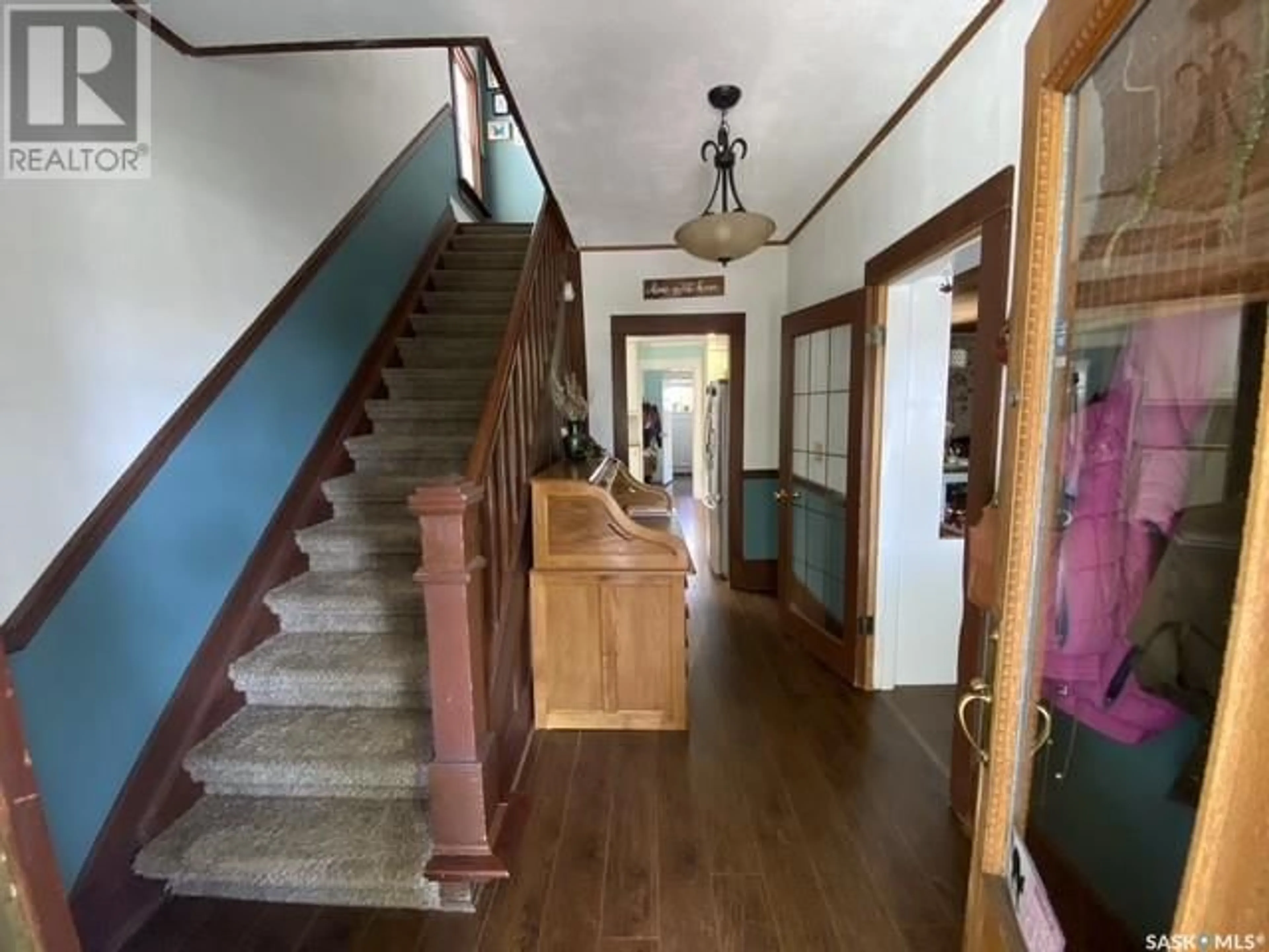 Indoor foyer for 715 DUFFERIN AVENUE, Saskatoon Saskatchewan S7N1C3