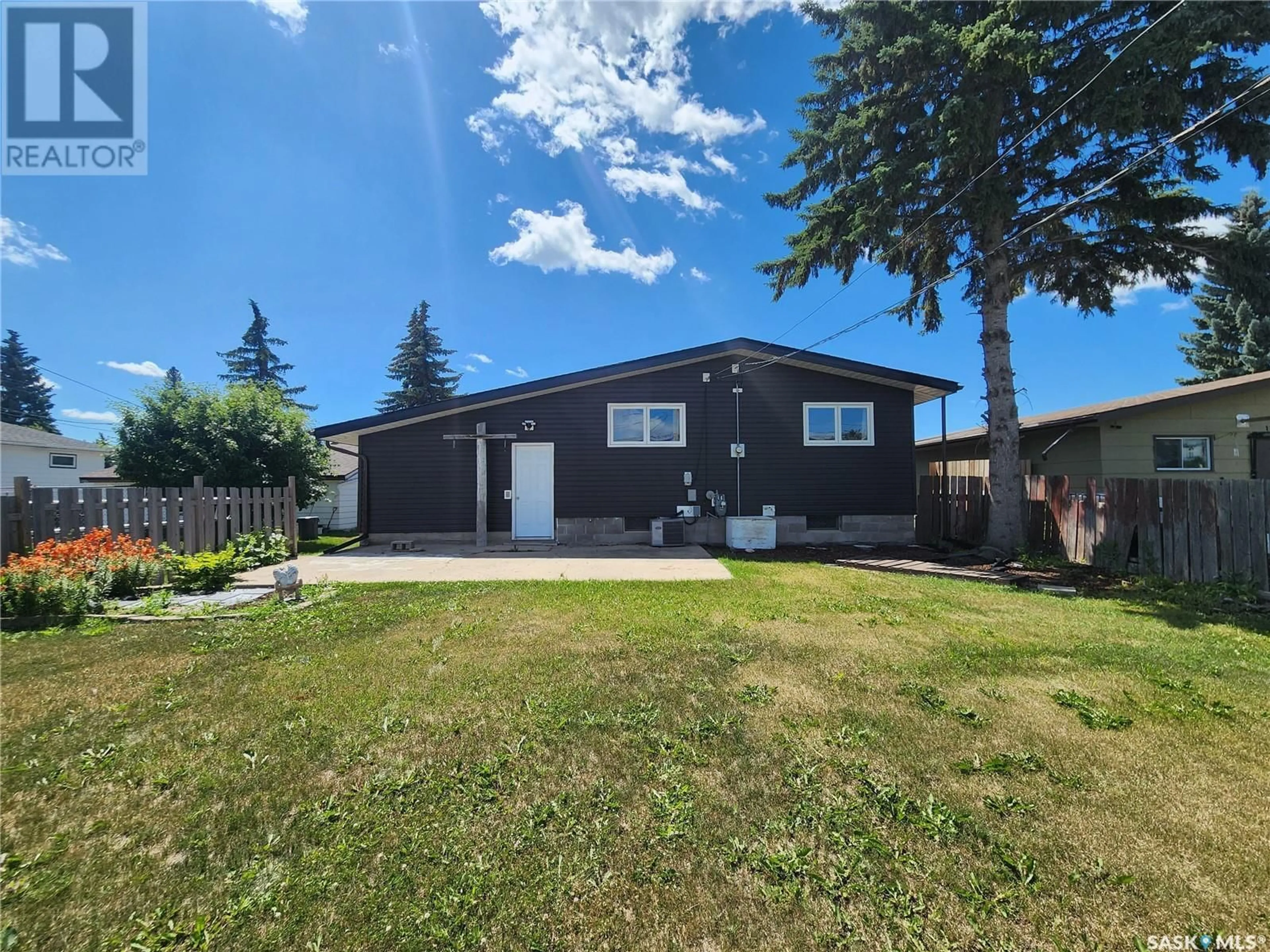 A pic from outside/outdoor area/front of a property/back of a property/a pic from drone, street for 126 11TH AVENUE, Melville Saskatchewan S0A2P0