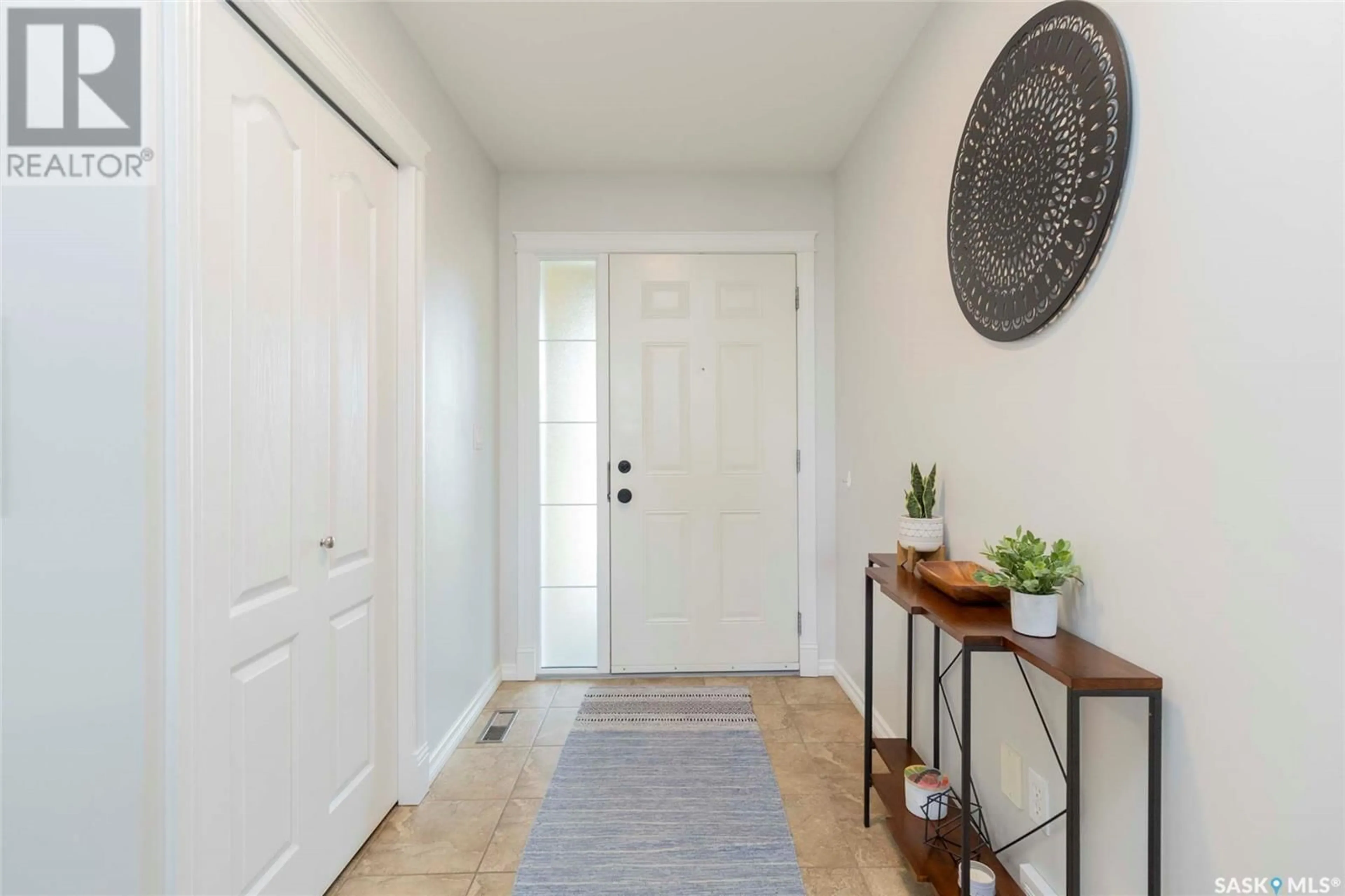 Indoor entryway for 619 BELLMONT CRESCENT, Saskatoon Saskatchewan S7V1K7