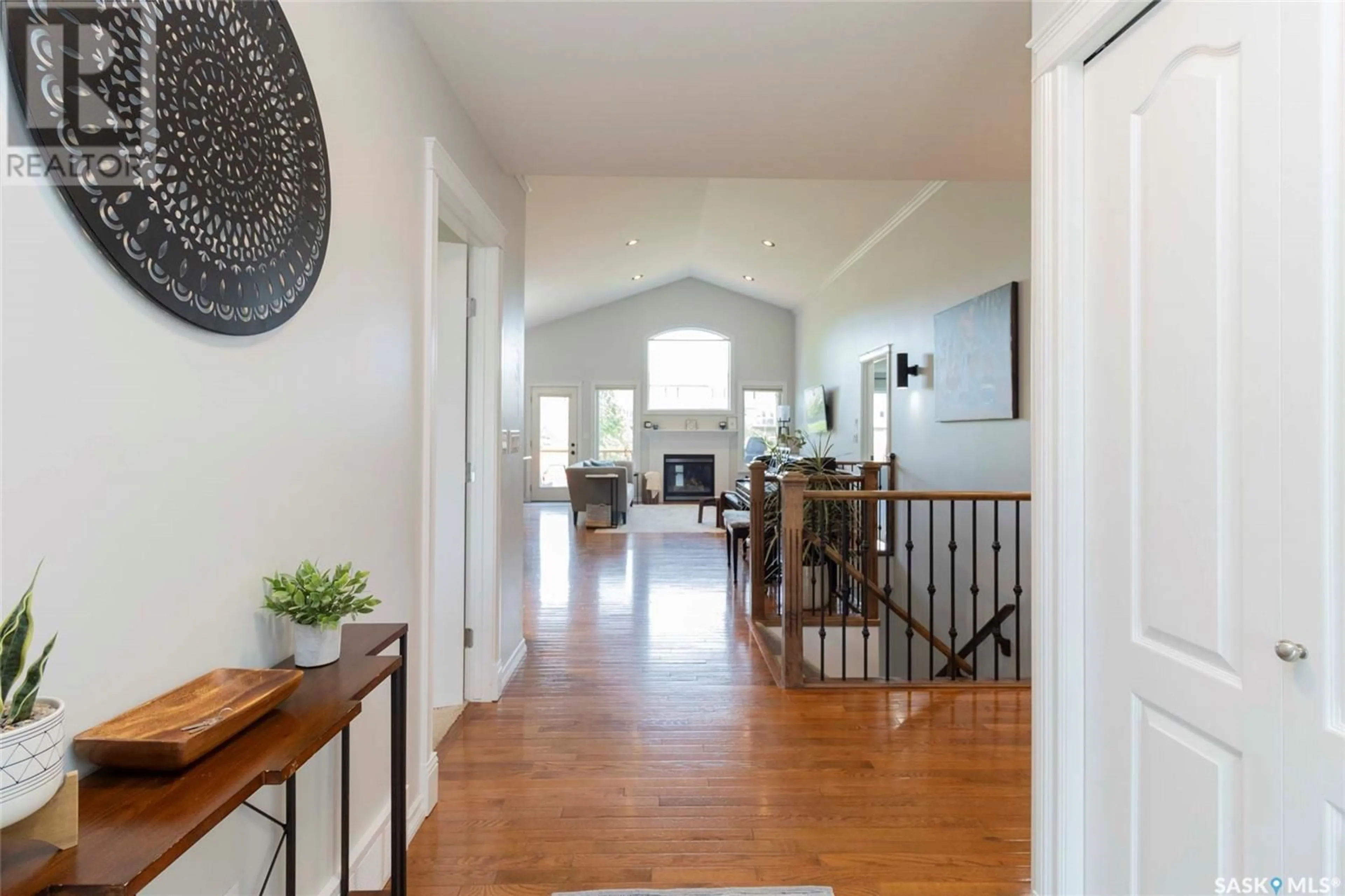 Indoor entryway for 619 BELLMONT CRESCENT, Saskatoon Saskatchewan S7V1K7