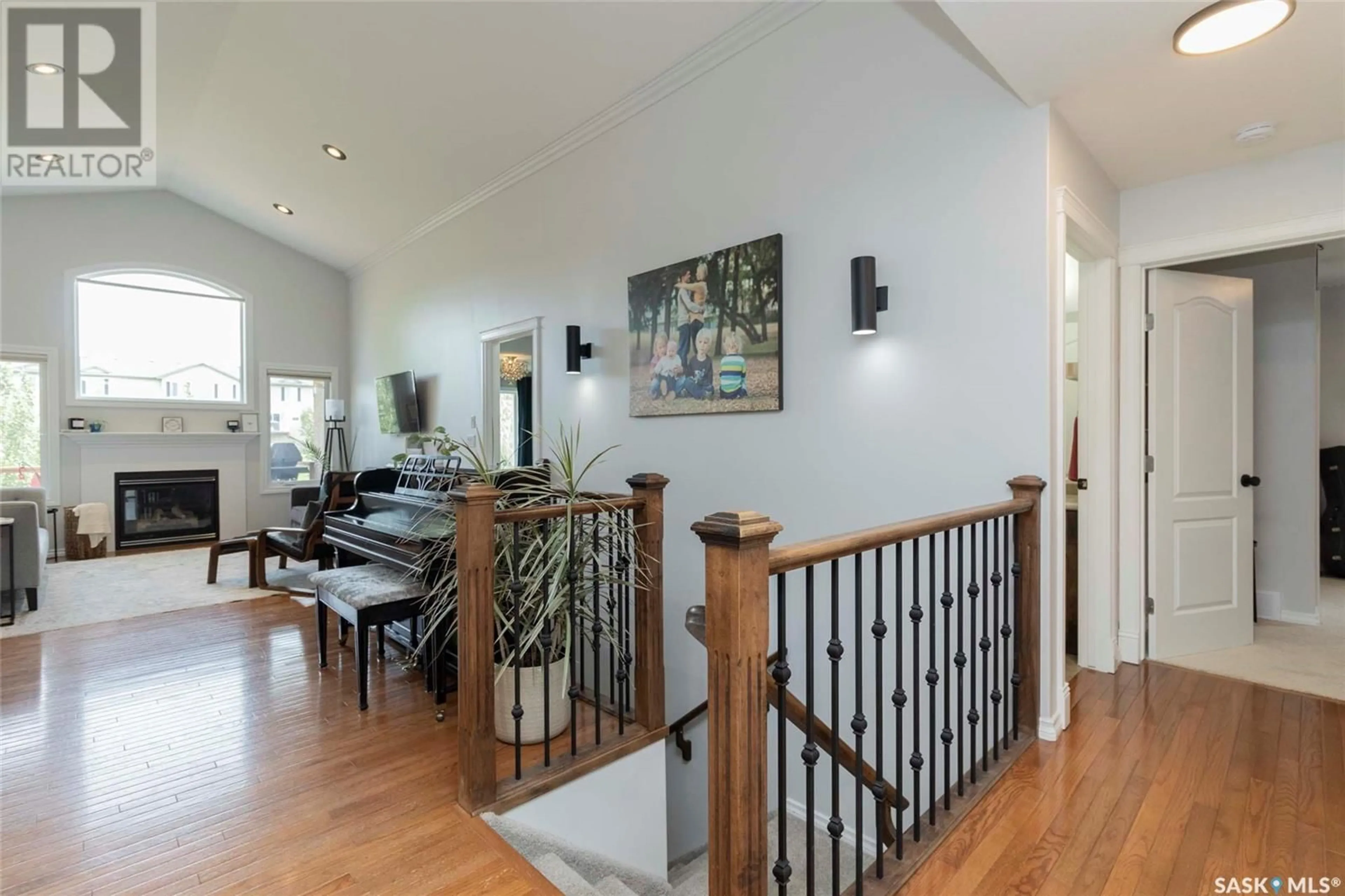 Indoor foyer for 619 BELLMONT CRESCENT, Saskatoon Saskatchewan S7V1K7